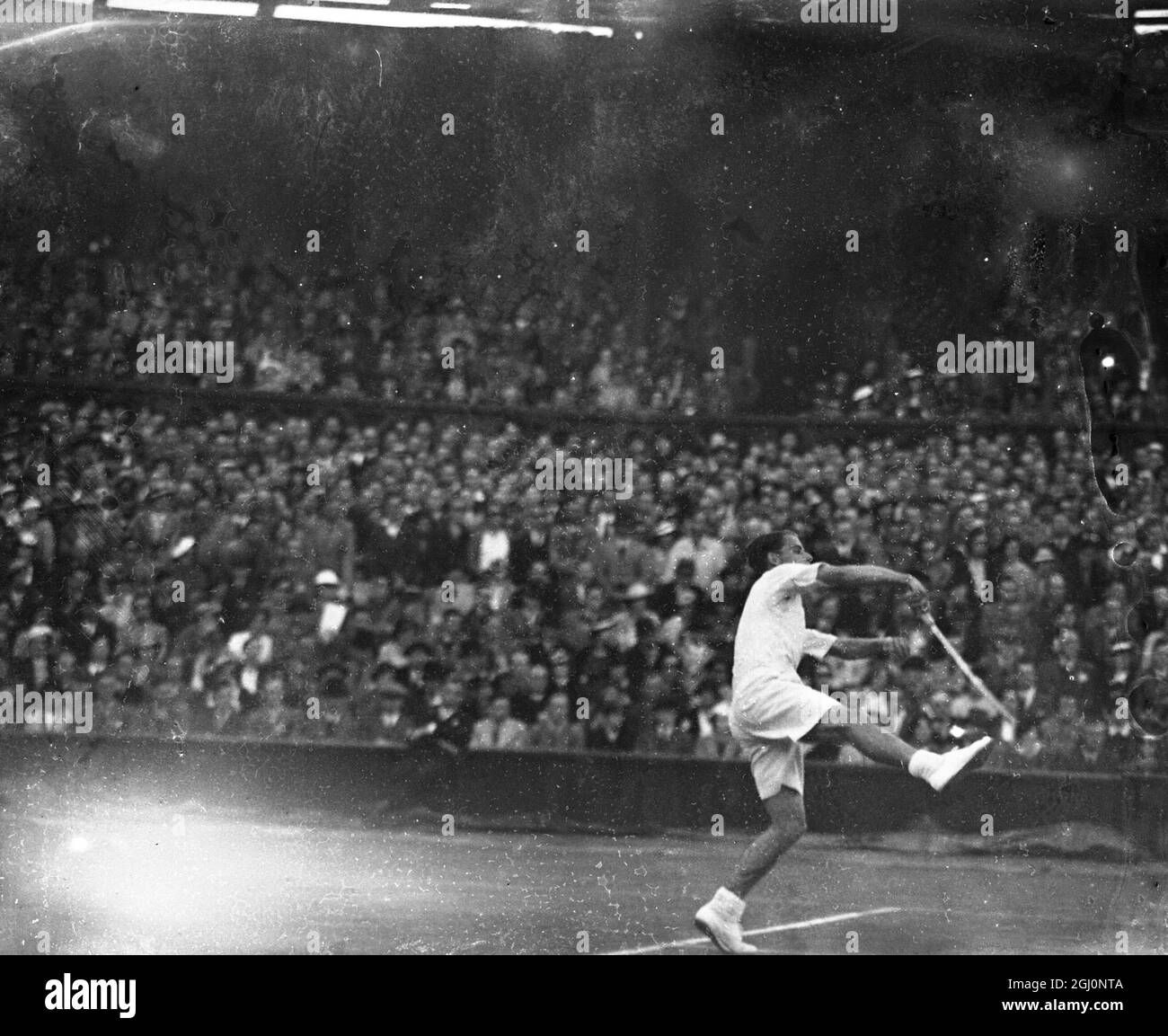 Großbritannien, Sieger des Pokals seit drei Jahren traf Australien, dem es nie gelungen ist, die Trophäe zu gewinnen, in der Challenge-Runde des Davis-Cup-Wettbewerbs. Bunny Austin traf Jack Crawford im ersten Einzelspiel auf dem Center Court. Austin trägt Shorts, im Spiel gegen Crawford auf dem Center Court. 25. Juli 1937 Stockfoto