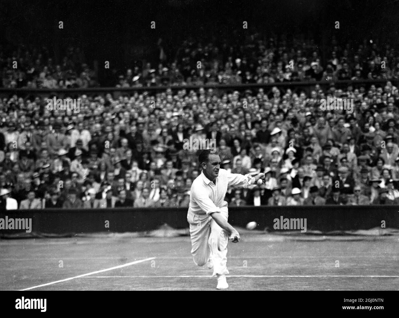 Großbritannien, Sieger des Pokals seit drei Jahren, traf Australien, dem es nie gelungen ist, die Trophäe zu gewinnen, in der Challenge Bound des Davis Cup-Wettbewerbs. Bunny Austin aus Großbritannien traf Jack Crawford im ersten Einzelspiel auf dem Centre Court. Hier gesehen Crawford im Kampf gegen Austin 25. Juli 1936 Stockfoto