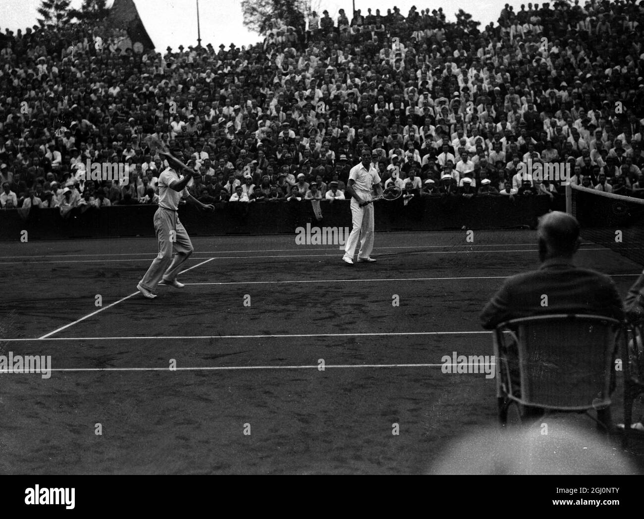 John Van Ryn und Wilmer Allison das amerikanische Paar gewann das Doppelspiel gegen Henri Cochet und Jacques Brugnon aus Frankreich nach einem großen Kampf 6-3 11-13 7-5 4-6 6-4 im Finale des Davis Cup im Stade Roland Garros, Paris, Frankreich gespielt. Gesehen hier das amerikanische Paar im Spiel 31. Juli 1932 Stockfoto