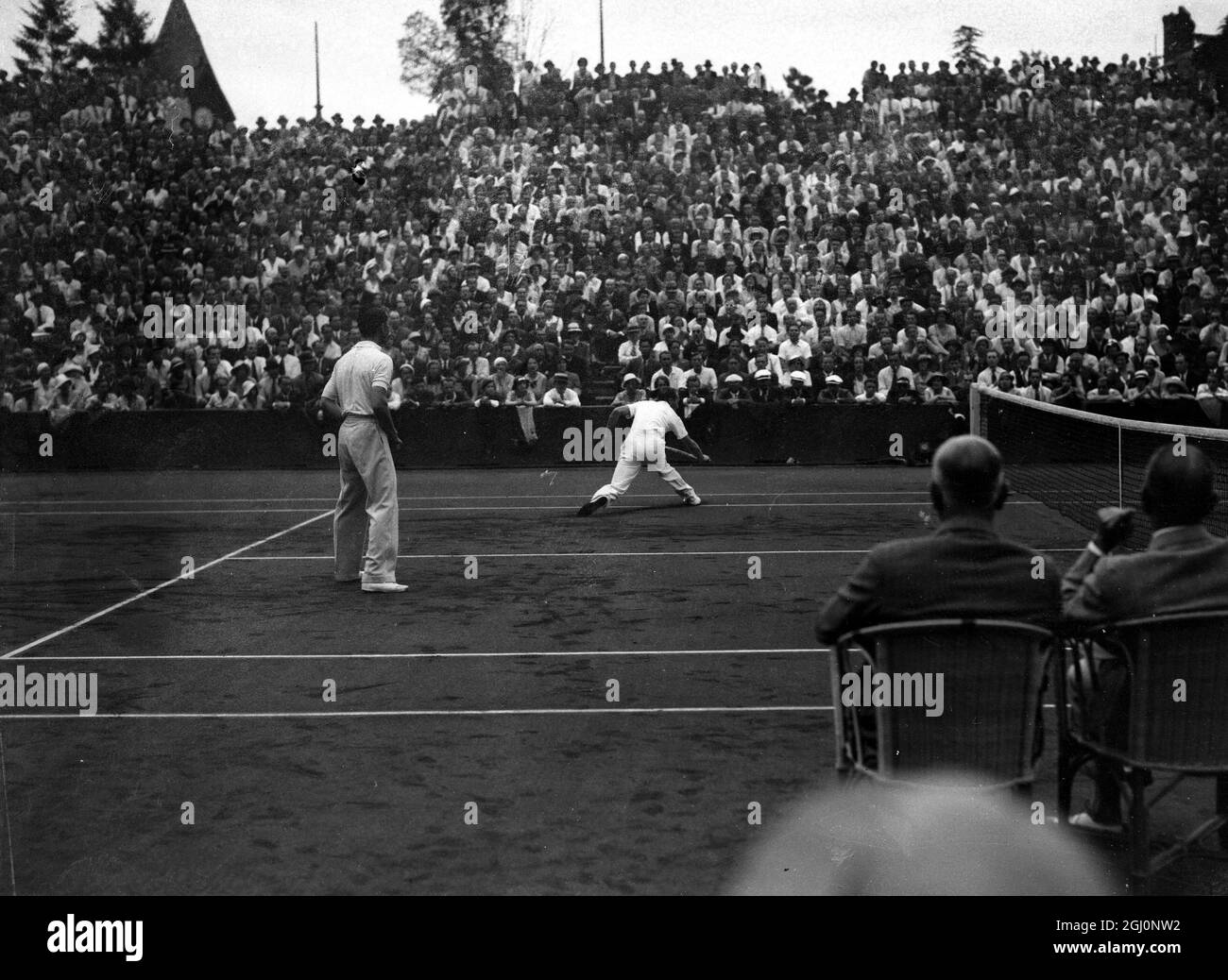 John Van Ryn und Wilmer Allison das amerikanische Paar gewann das Doppelspiel gegen Henri Cochet und Jacques Brugnon aus Frankreich nach einem großen Kampf 6-3 11-13 7-5 4-6 6-4 im Finale des Davis Cup im Stade Roland Garros, Paris, Frankreich gespielt. Gesehen hier das amerikanische Paar im Spiel 31. Juli 1932 Stockfoto