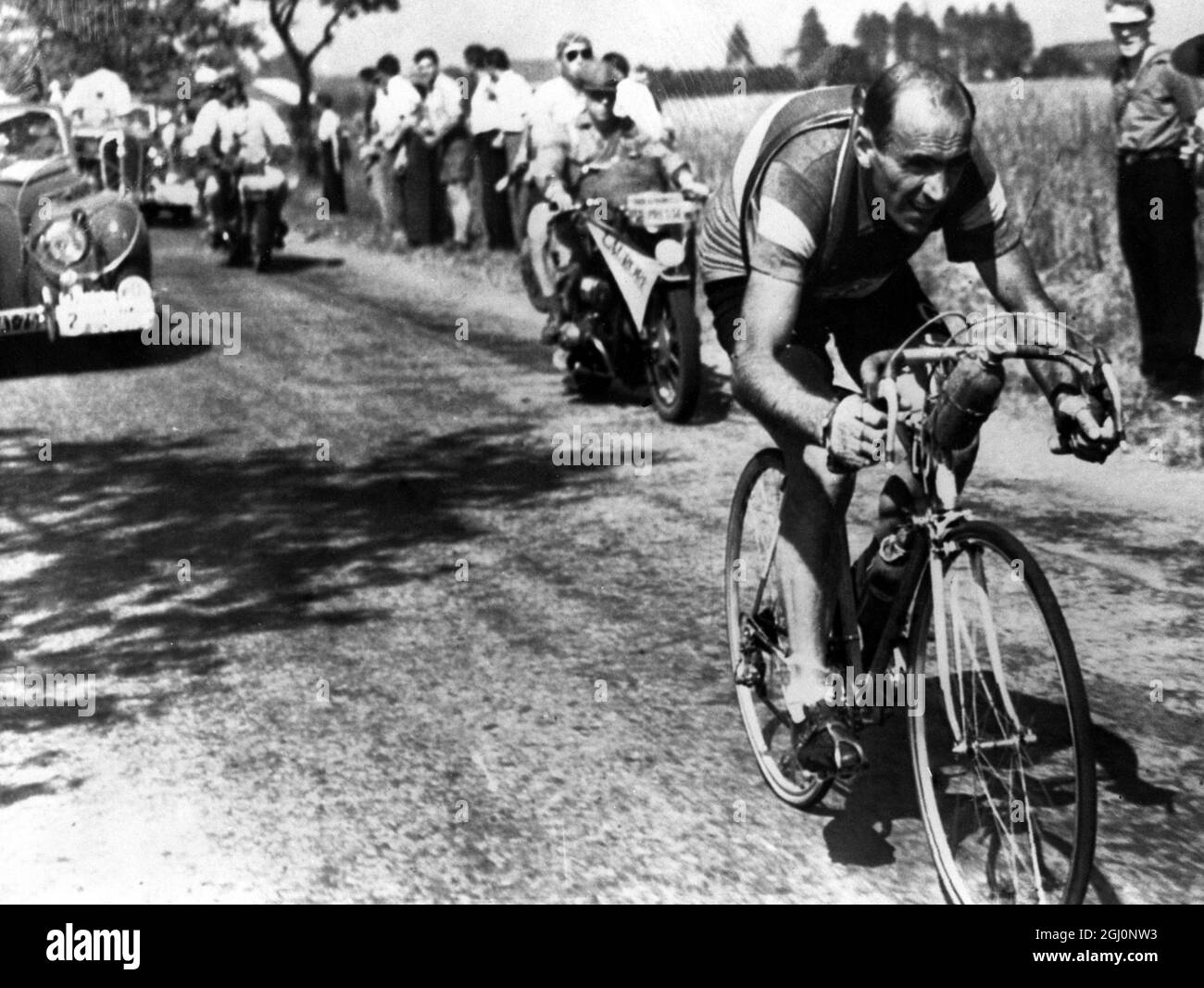Fiorenzo Magni von Italien während der sechsten Etappe der Tour de France von Namur nach Metz, die er führte. Juli 1952 Stockfoto