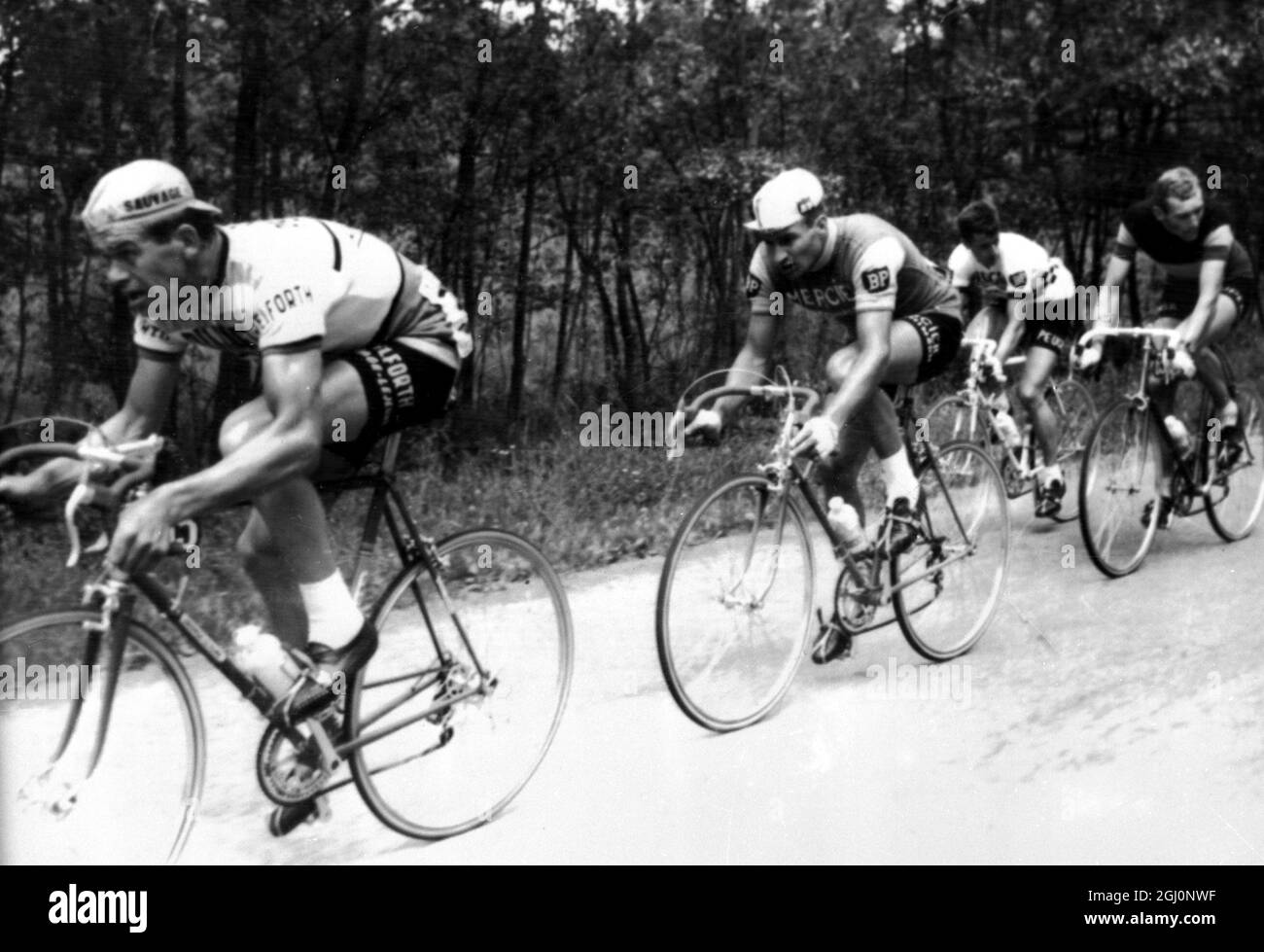 In der ersten Hälfte der ersten Runde des Tour de France Radrennens sind heute LtoR Andre Foucher - Frankreich ; Raymond Poulidor - Frankreich ; Tommy Simpson - Großbritannien und Edward Sels - Belgien zu sehen. Lüttich , Belgien 22. Juni 1965 Stockfoto