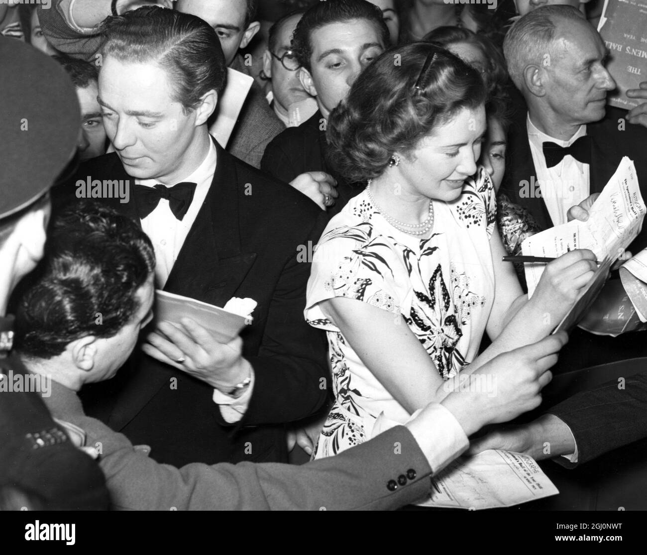 Jimmy Hanley und Dinah Sheridan signieren Autogramme für Mitschwärmer beim Sportsmen's Ball in der Empress Hall in London. Januar 1949 Stockfoto