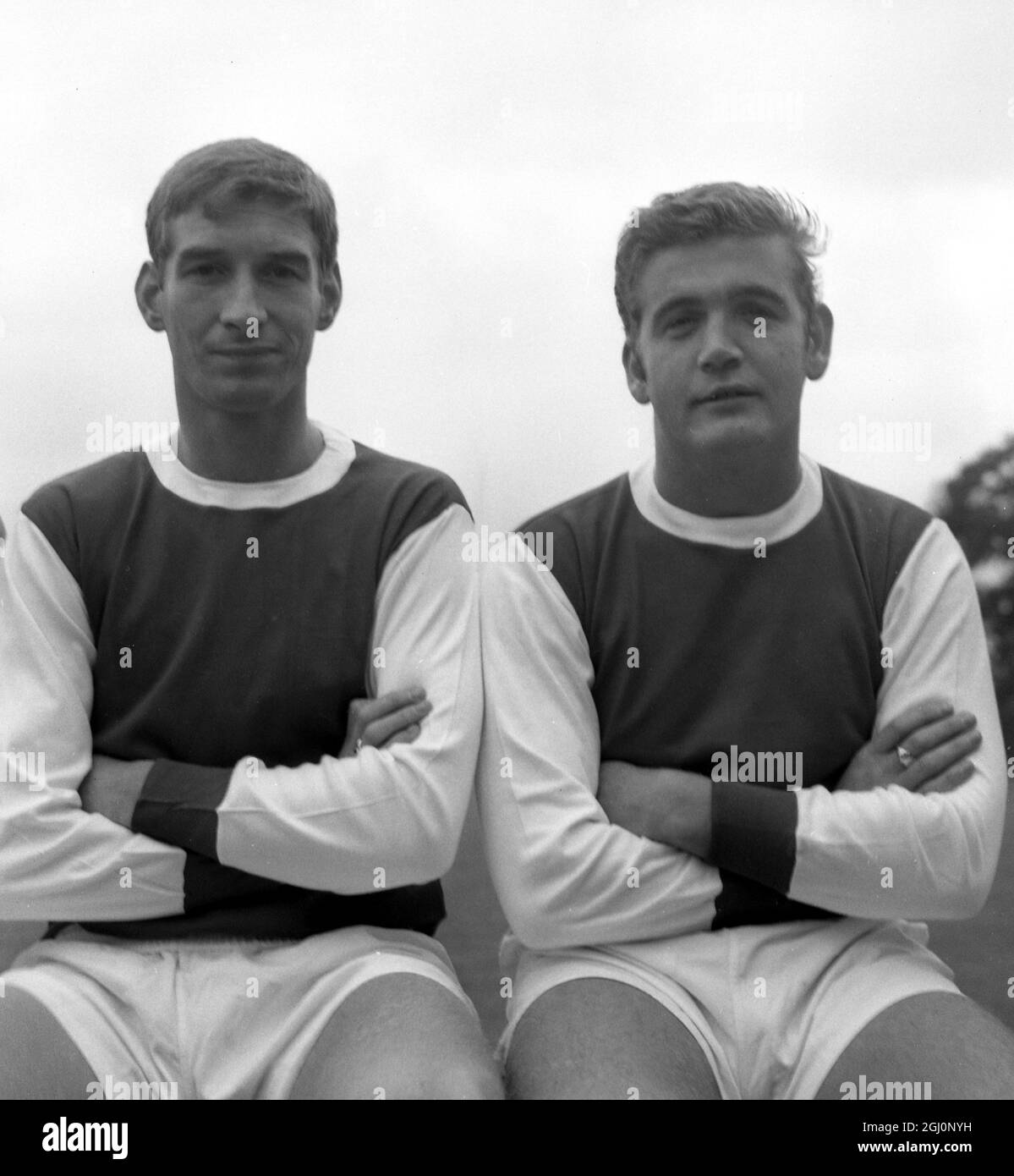 (Links) Geoff Strong und (rechts) nach vorne Joe Baker von Arsenal . 20. August 1964 Stockfoto