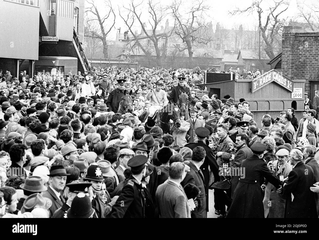 Der Grand National-Sieger Jay Trump wurde von dem amerikanischen Amateur-Jockey Crompton Tommy Smith aus Little Middleburgh, Virginia, USA, geritten. Das Pferd war im Besitz von Frau Mary Stephenson o fCincinnati, Ohio und trainiert von Englands Fred Winter. 27. März 1965 Stockfoto