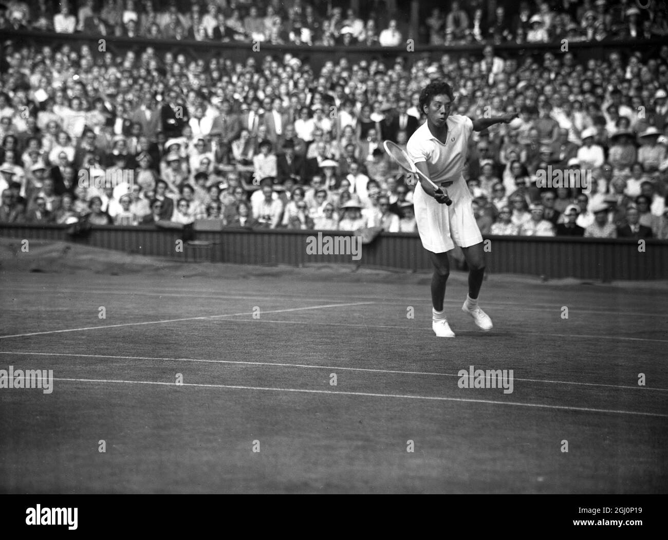 Die schwarze amerikanische Tennisspielerin Althea Gibson spielt gegen die britische Miss Anne Shilcock während ihres dritten Einzelspiels in der dritten Runde der Wimbledon Tennis Championships. Althea hat das Spiel mit 2 Sätzen zu 1 gewonnen. Juni 1956 Stockfoto