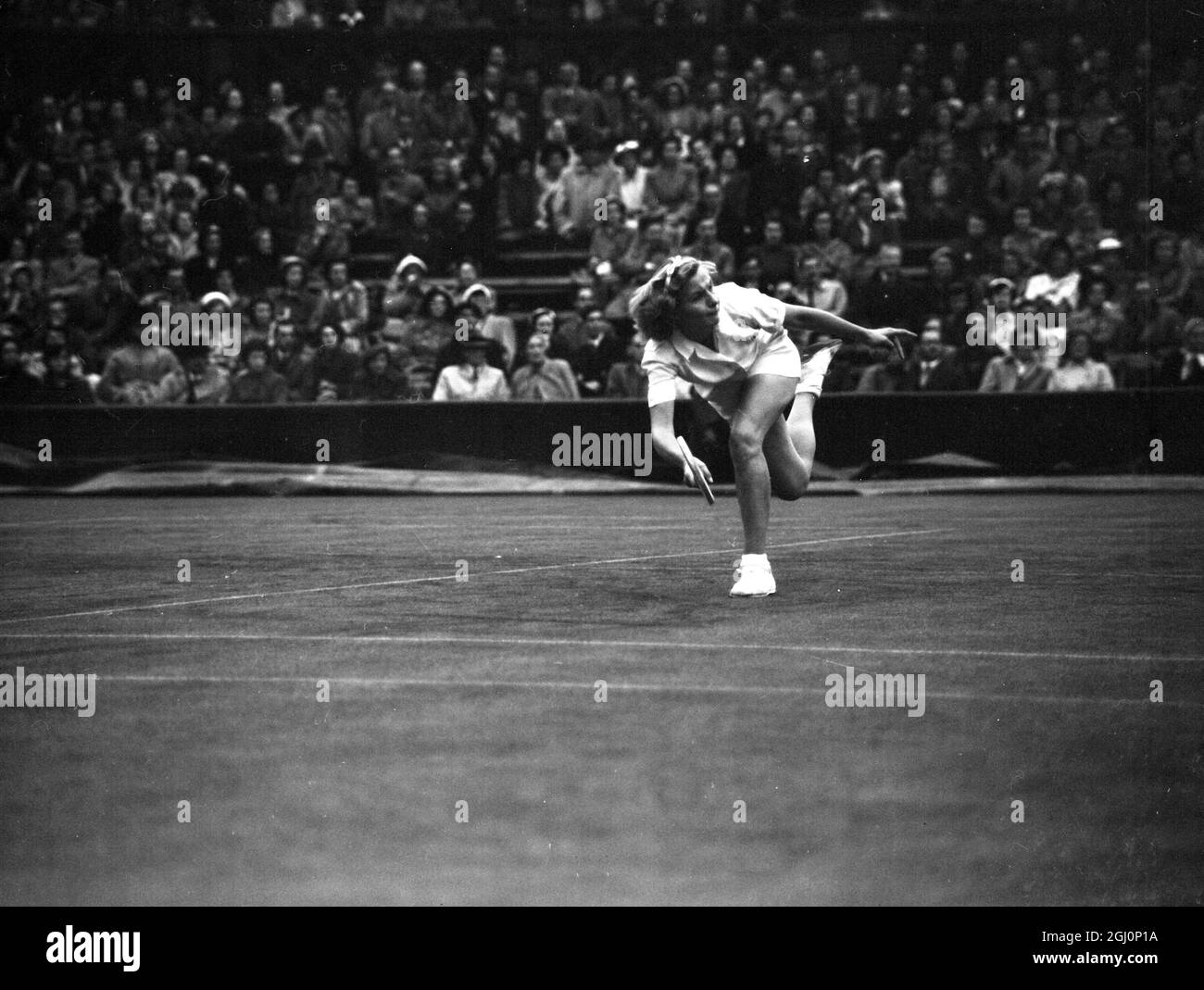 Die britische Tennisspielerin, Frau Joy Mottram, in Aktion auf dem Platz bei der Wimbledon Tennis Championship in London. 1951 Stockfoto