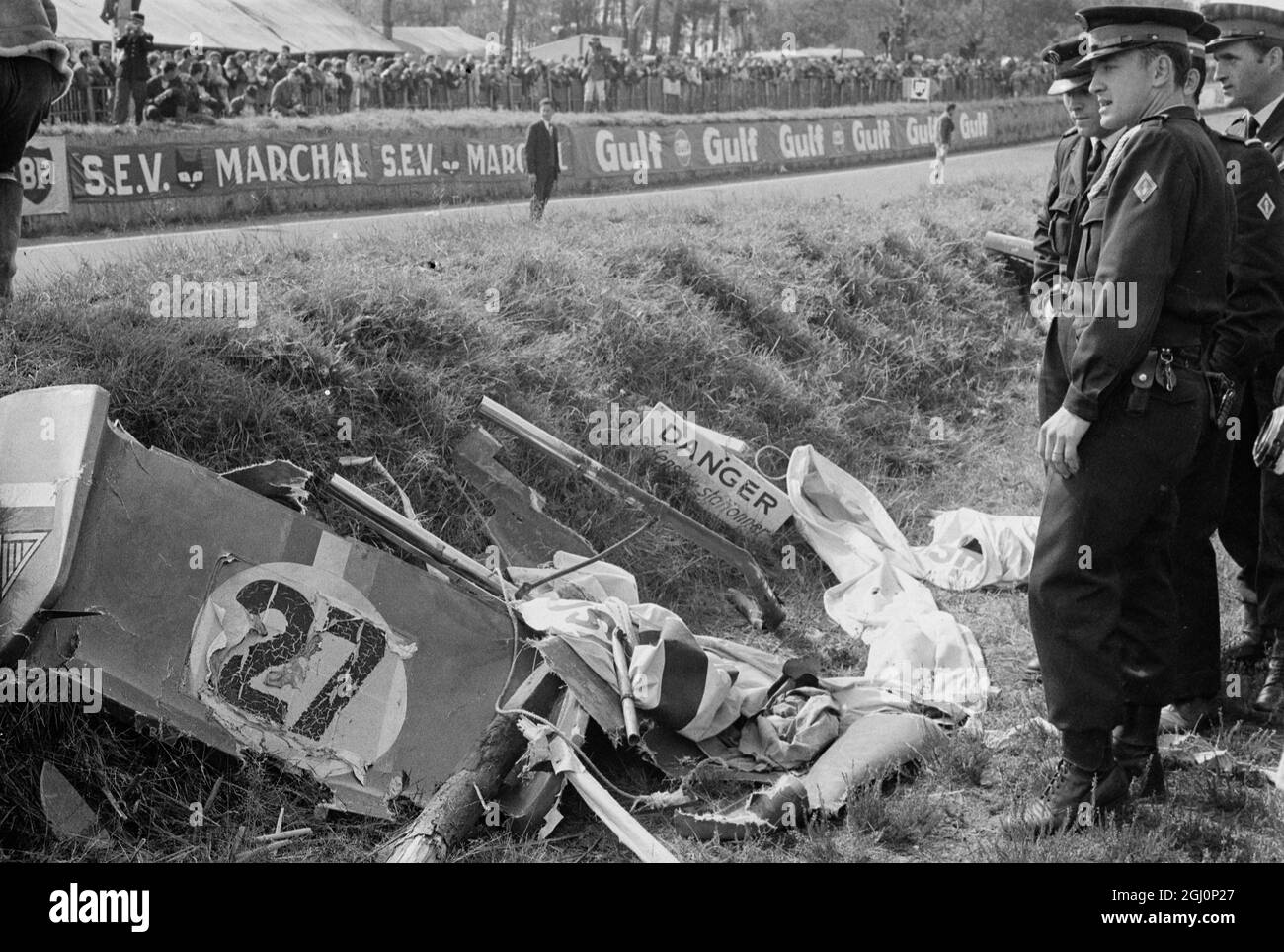Das Wrack des Alpine Renault des belgischen Fahrers Mauro Bianchi hatte beim zermürbenden 24-Stunden-Rennen von Le Mans hier am 29. September 1968 ein Rad verloren und in Flammen aufgebrochen. Mauro wurde mit Verbrennungen an Händen und Gesicht ins Krankenhaus gebracht. Das Rennen wurde von seinem Bruder, Lucien und Co-Fahrer Pedro Rodriguez gewonnen, der einen britisch gebauten, amerikanischen Ford-Sportwagen fuhr. Oktober 1968 Stockfoto