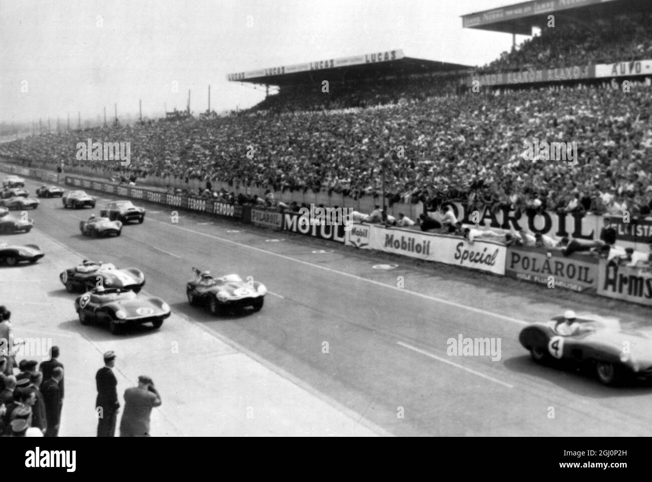 Moss führt vom Start zum Grand Prix von Le Mans. Le Mans, Frankreich; beim Start des Grand Prix von Le Mans führt der britische Rennfahrer Stirling Moss in einem Aston Martin (Nr. 4) das Feld von 53 Autos an; dahinter steht Gregory von England in einem Jaguar (Nr. 3) Und Flockhart aus Schottland in einem Jaguar (Nr. 8) und Ivor Bueb aus England (Nr.1). Das Grand Prix-Rennen dauert 24 Stunden und ist das aufreibendste und gefährlichste im Rennkalender. 20. Juni 1959 Stockfoto
