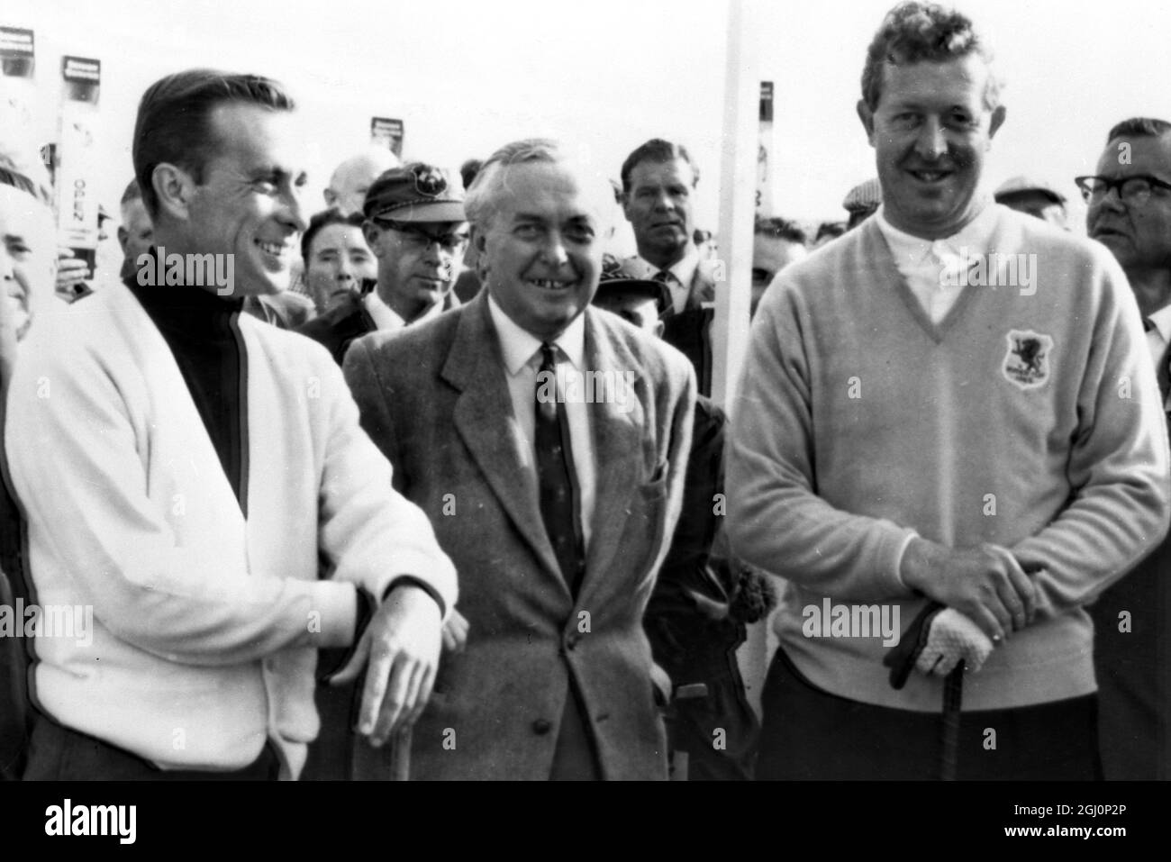 Der britische Premierminister Harold Wilson (im Vordergrund) plaudert mit dem amerikanischen Dave Marr (links) und dem britischen Bernard Hunt (rechts) vor dem Beginn ihres Spiels hier, in dem Amerika den Ryder Cup behielt, Southport Lancs, 10. Oktober 1965 Stockfoto
