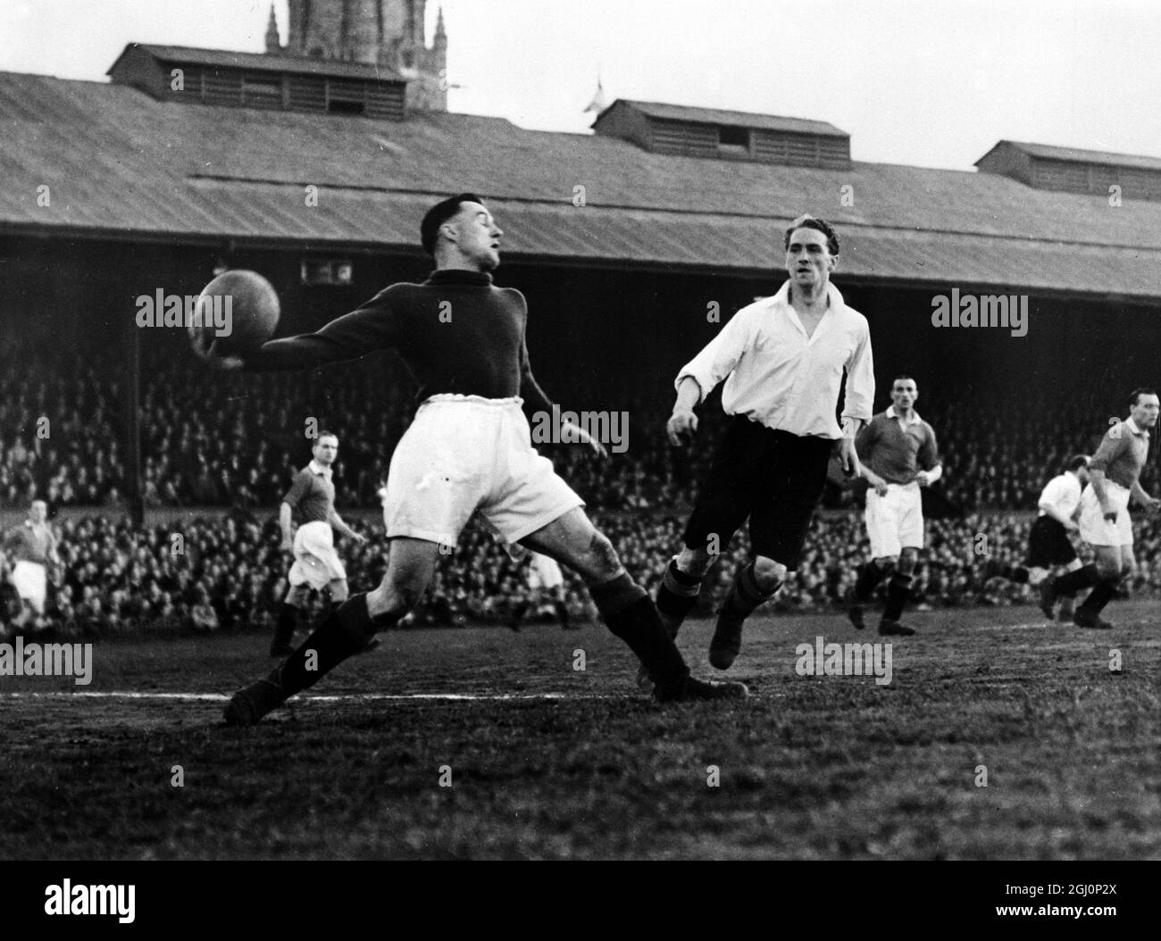 Manchester United wurde 2-1 von den Bohemians (ausgewählt) im Dalymount Park in Dublin geschlagen. Der Erlös des Spiels ging zugunsten der Blinden . Ein Zwischenfall während des Spiels, bei dem Jack Crompton , der Torhüter von Manchester United, nach einem böhmischen Angriff vom 14. Mai 1948, abräumte Stockfoto