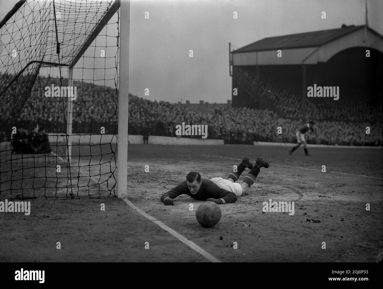 Jack Crompton ( Manchester United ) macht eine feine speichern während des Spiels im Tal Charlton gegen Manchester United 5 März 1949 Stockfoto