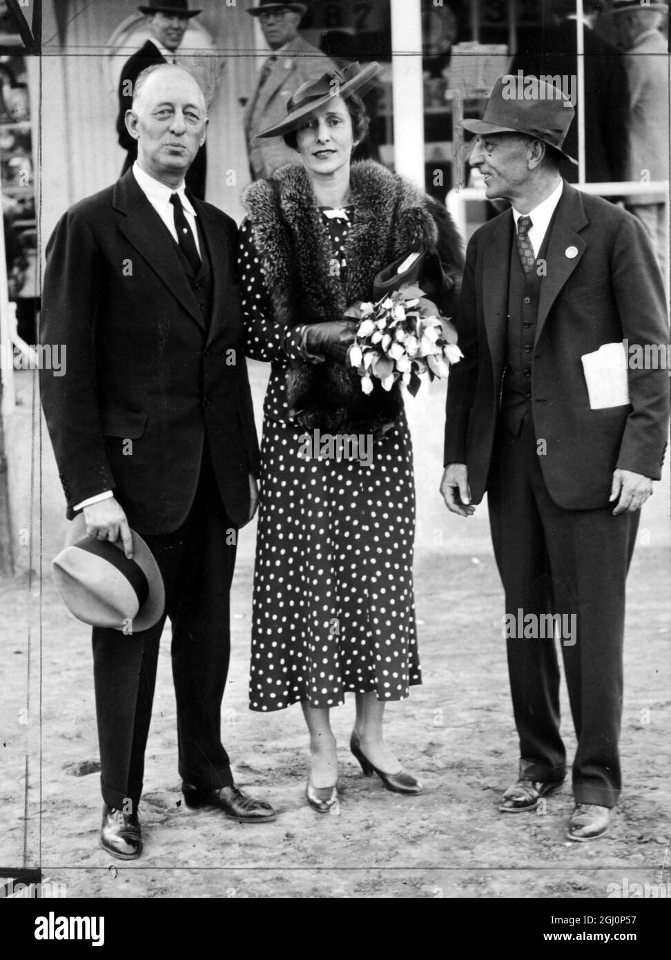Morton L Schwatrz (links) Mrs Schwartz und Trainer Max Hirsch, aufgenommen auf der Pimlico-Strecke, nachdem ihr Pferd Bold Venture, Gewinner des Kentucky Derby, in der Preakness drei-Jährige aus dem Feld geschlagen hatte. 17 Mai 1936 Stockfoto