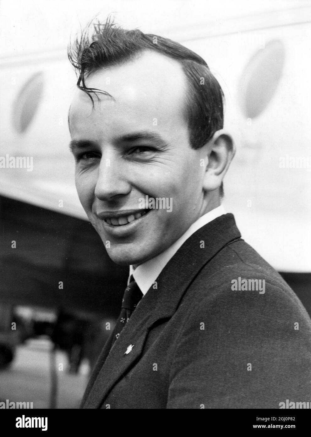 John Surtees, Briatins Ass-Motorradfahrer, gesehen, bevor er den Flughafen London nach Mailand verließ, um am bevorstehenden Grand Prix in Monza teilzunehmen, ein Erfolg, bei dem die Beibehaltung seiner Weltmeisterschaft bedeuten wird. 19. August 1957 Stockfoto