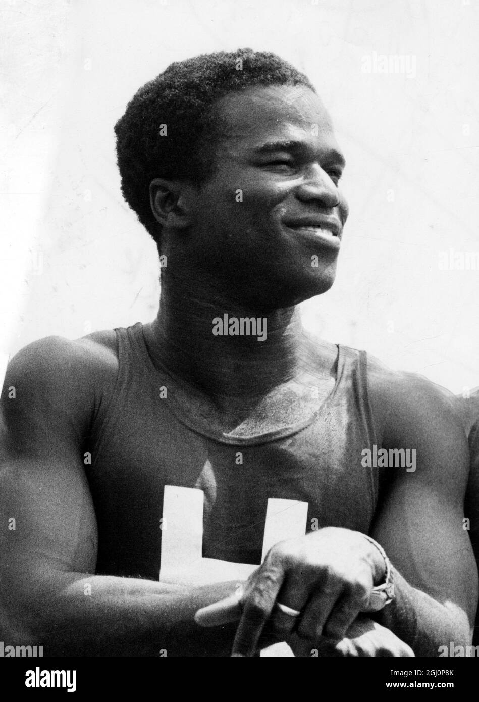 Chris Ohiriplay Fußballspieler für Harvard in den frühen 1960er Jahren und Leichtathletik-Athlet. 1963 Stockfoto