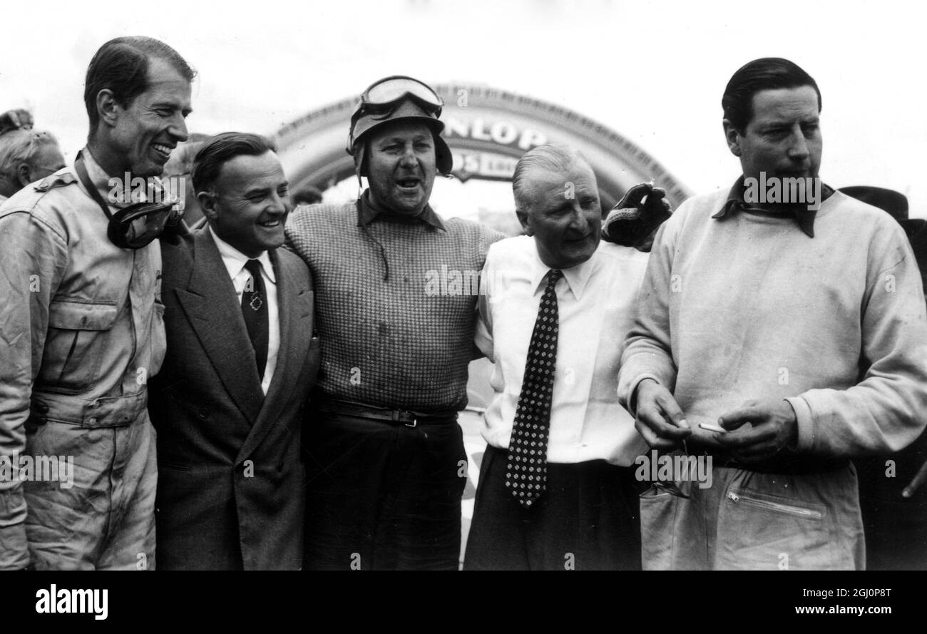 Der britische Fahrer Tony Rolt (rechts) und sein Beifahrer Duncan Hamilton (Mitte) posieren mit anderen britischen Fahrern (nicht identifiziert) nach ihrem großen Sieg beim 24-Stunden-Grand-Prix d'Endurance-Rennen in Le Mans. Sie wurden in einem jaguar an erster Stelle platziert. 16. Juni 1953 Stockfoto