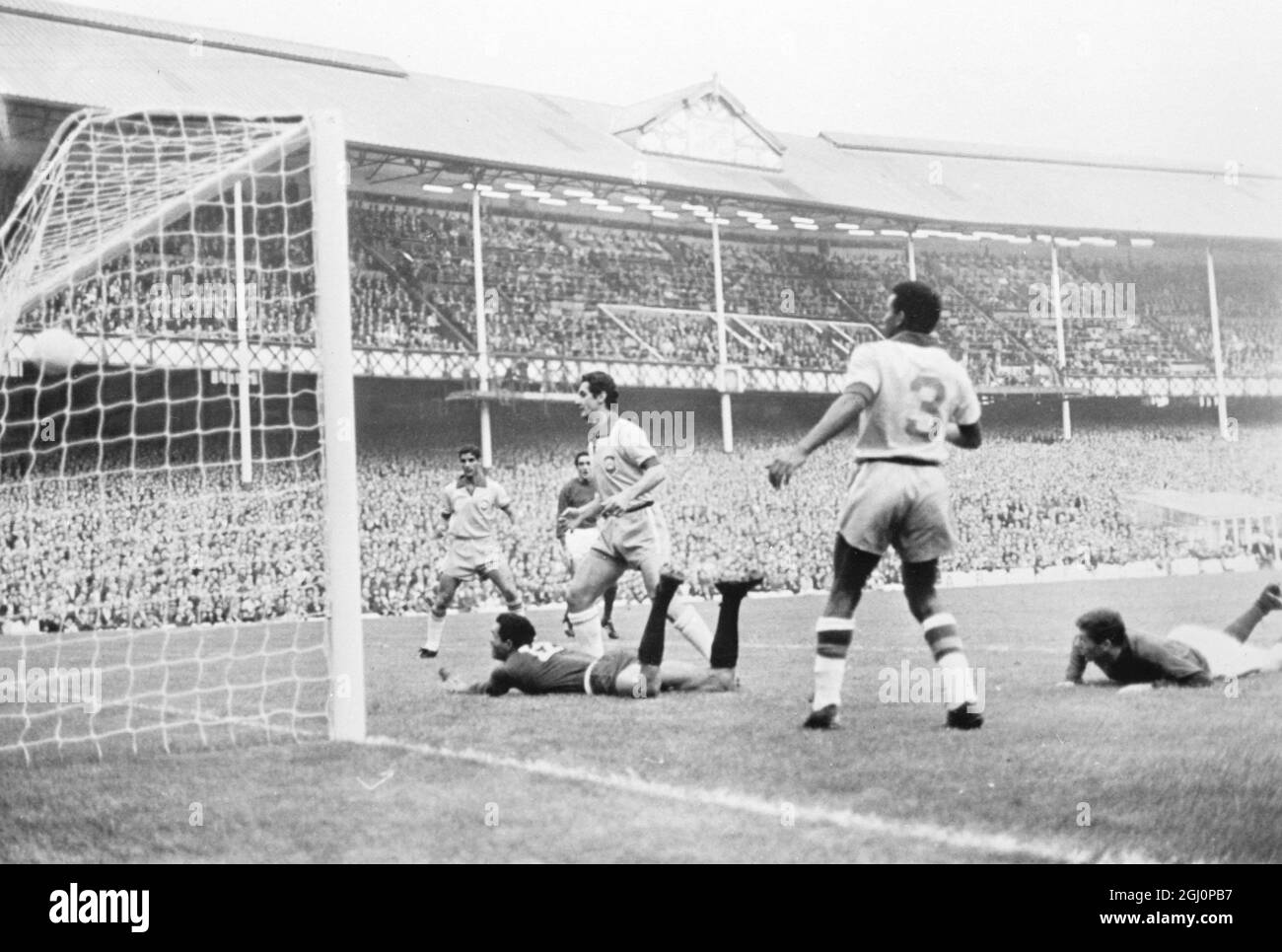Simoes (rechts, am Boden) ist abgebildet, das Portugal beim Weltcup-Spiel gegen Brtazil das erste Tor erzielte. Ebenfalls hier identifiziert sind der brasilianische Spieler Fidelis (No 3) und Torhüter Manga (No 12) am Boden. Portugal gewann 3-1 , die anderen beiden Tore von Eusebio erzielt . Liverpool, 19. Juli 1966 Stockfoto