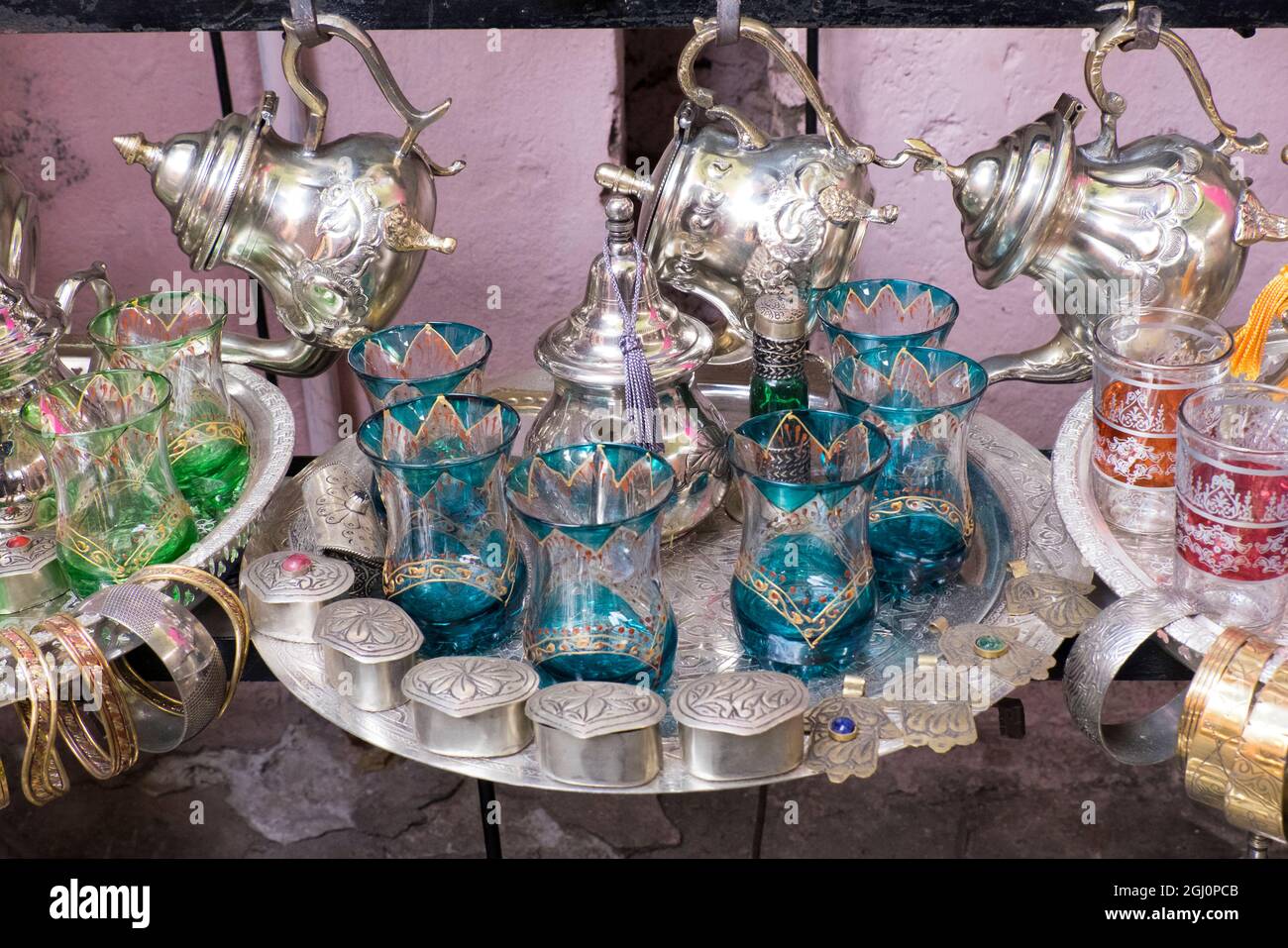 Nordafrika, Marokko, Marrakesch. Traditionelle Minzteegläser und marokkanische Teekannen aus Metall. Stockfoto