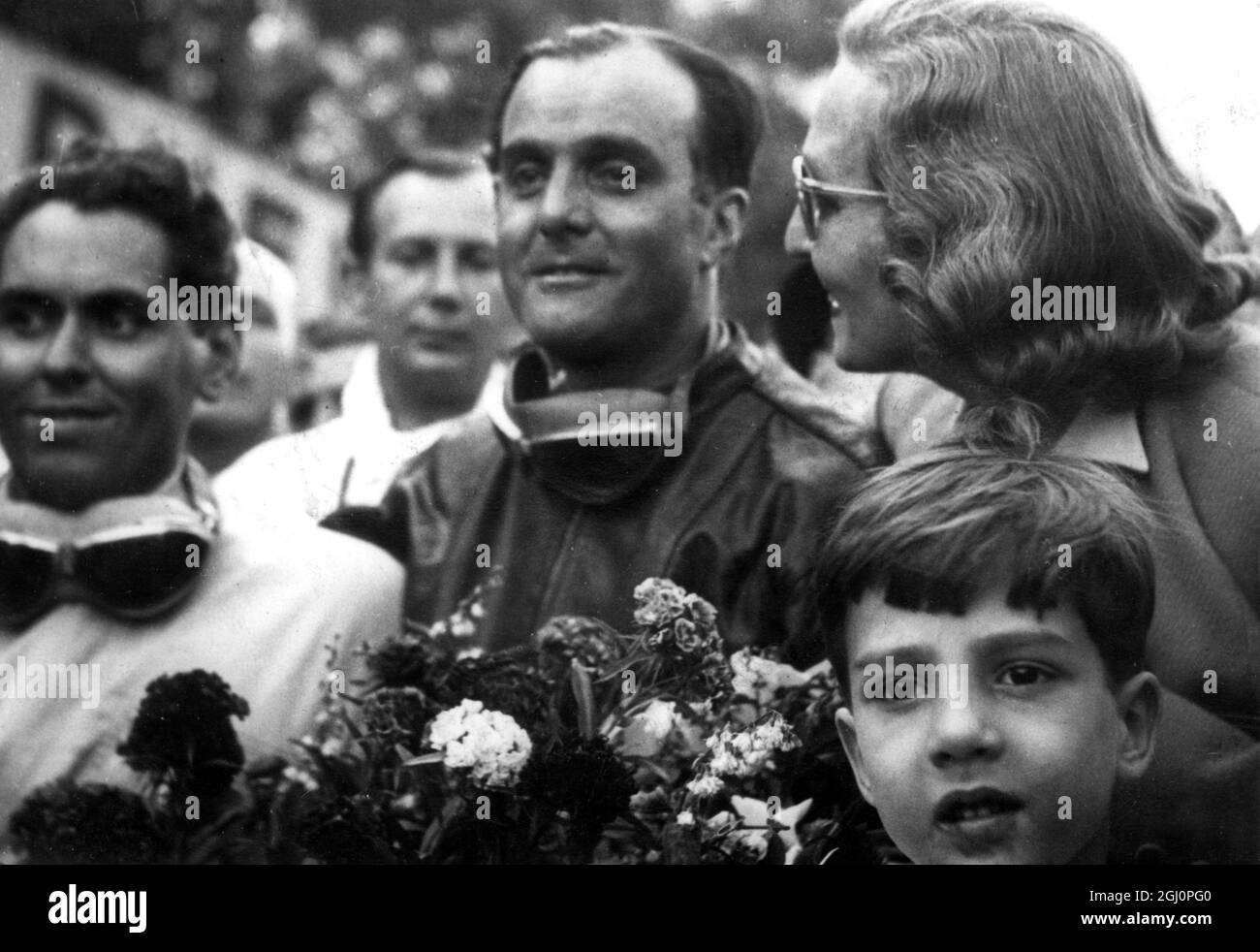 Luigi Chinetti , Fahren eines italienischen Ferrari-Auto , gewann das 24-Stunden-Rennen statt oat Spa Francorchamps , Belgien . Foto zeigt: Chinetti (Mitte) mit seiner Frau und seinem Sohn nach seinem siegreichen Rennen in Francorchamps . 11. Juli 1949 Stockfoto