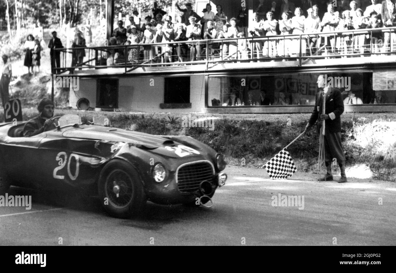 Luigi Chinetti in seinem Ferrari-Auto, das die Ziellinie beim 24-Stunden-Rennen in Spa Francorchamps, Belgien, am 11. Juli 1949 passiert Stockfoto