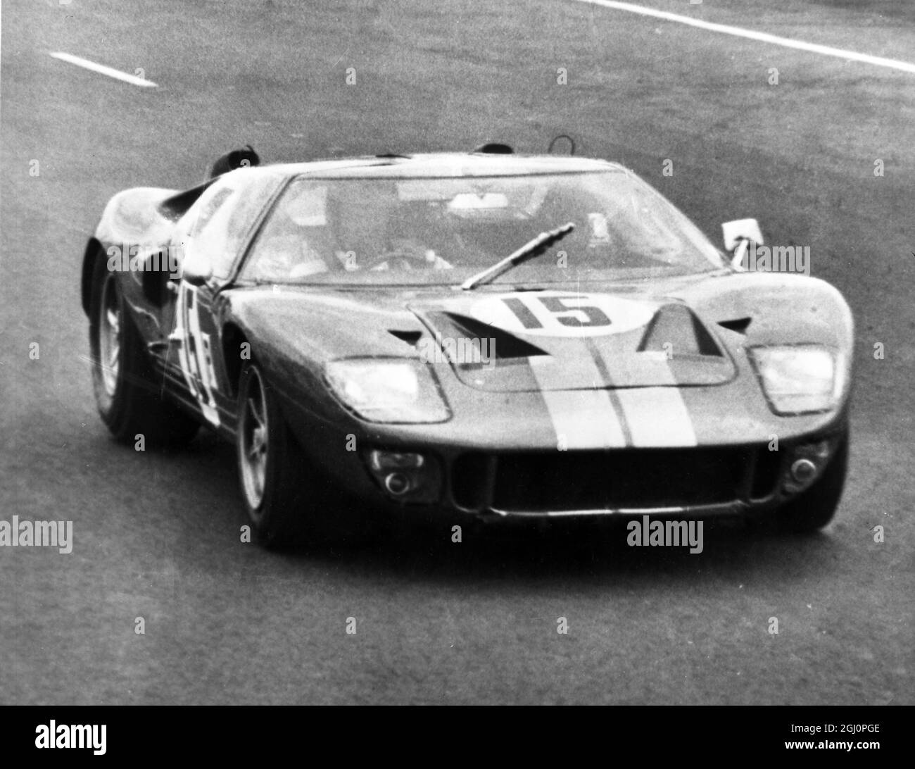Ein amerikanischer Ford 4 L7, der beim ersten Testlauf über die Rennstrecke von Le Mans am 2. April 1966 gezeigt wurde, um sich auf das berühmte 24-Stunden-Rennen von Le Mans vorzubereiten, das im nächsten Monat stattfinden wird. Das Auto, das von American Witmore gefahren wurde, überdeckte die Strecke mit einer Durchschnittsgeschwindigkeit von 219 km/h. Stockfoto