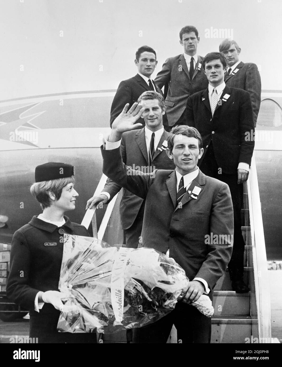 Paris : Jean Pierre Danguillaume erhält von einer Air France-Gastgeberin einen traditionellen Blumenstrauß, als er und Mitglieder seines Teams am Flughafen Orly ankamen 28. Mai 1969 nach ihrem Sieg beim 22. Internationalen Friedensrennen , Das berühmteste Radrennen, das in den osteuropäischen Ländern ausgetragen wird. Stockfoto