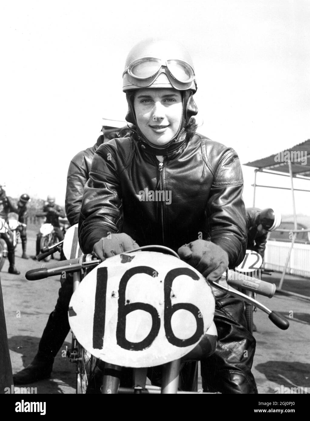 Motorradfahrerin, Brenda gebunden, in Vollleder bei einem lokalen Renntreffen, Kent, England. 6 Mai 1959 Stockfoto