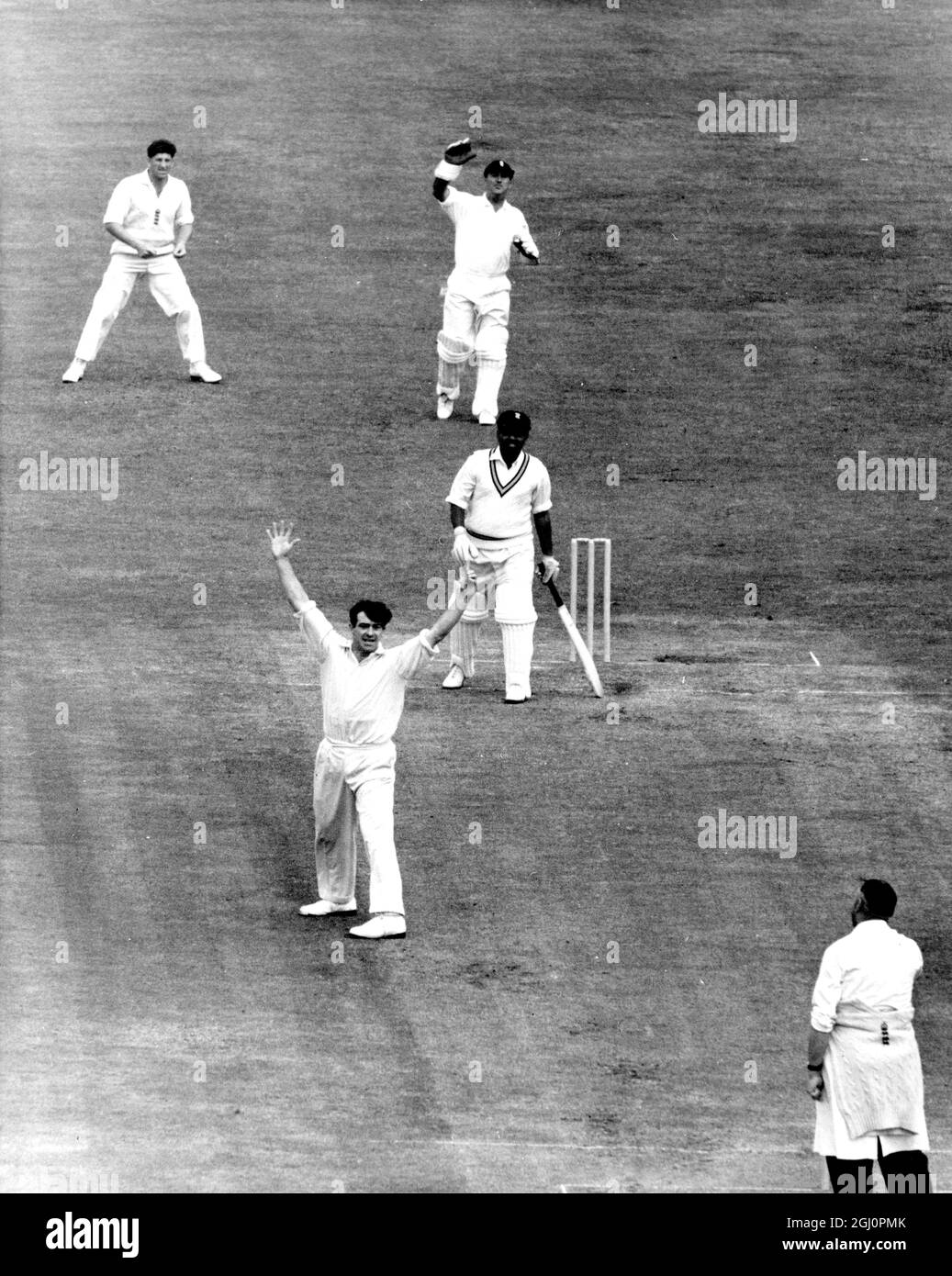 England gegen Indien Fred Trueman rampt triumphierend auf den Schiedsrichter und appelliert für LBW gegen Vijay Manjrekar - und der indische Batsman ist für 17 auf Indiens ersten Innings gegen England an der Trent Bridge am 6. Juni 1959 Stockfoto