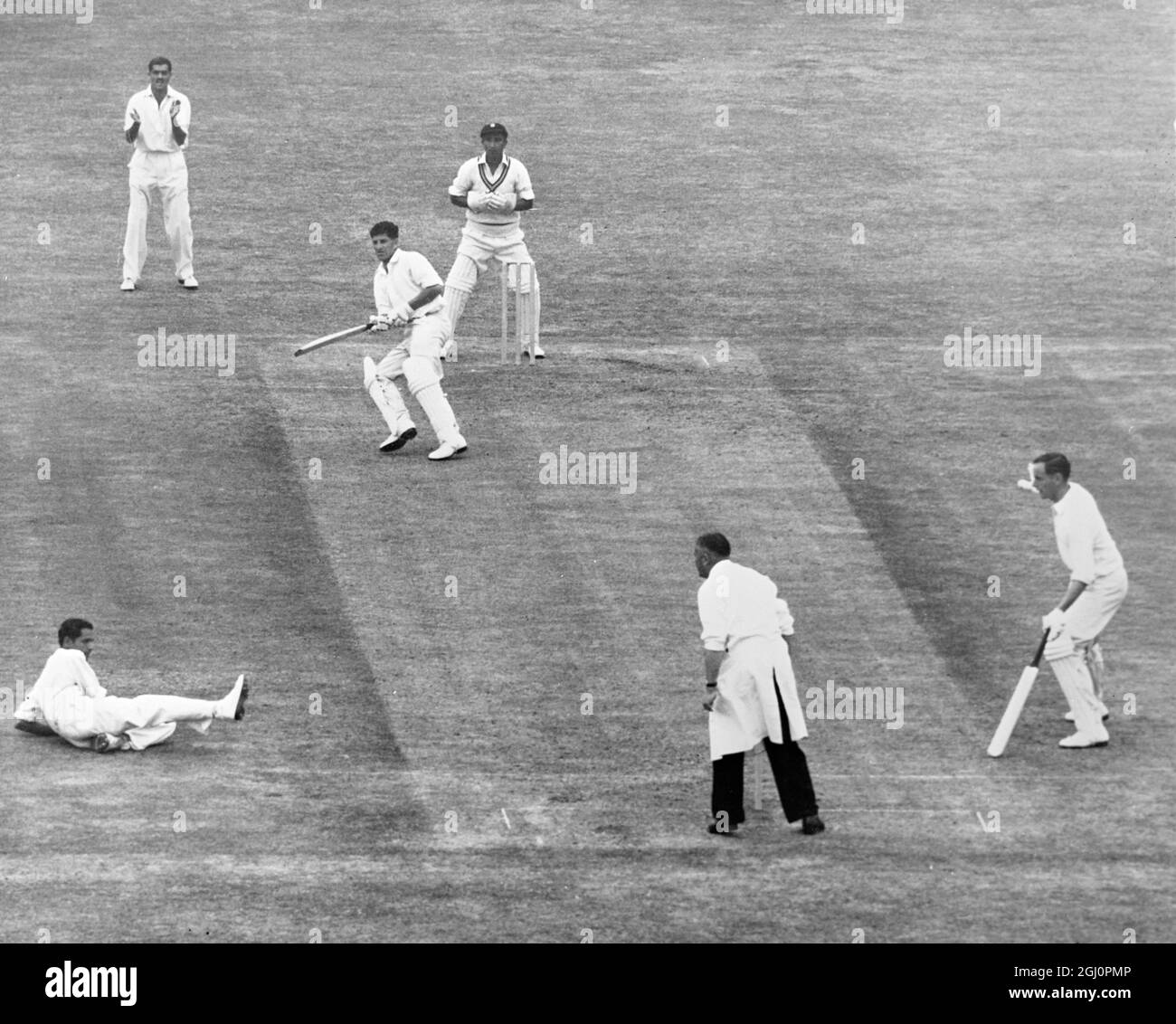 Der indische Bowler Nadkarni (links) fällt auf das Gras, während er den Ball von England Schlagmann Barrington, aus seiner eigenen Bowling während des ersten Tages 's Spiel, im ersten Testspiel England gegen Indien in Nottingham. Bis zum 4. Juni 1959 erzielte England 358 Runs Stockfoto