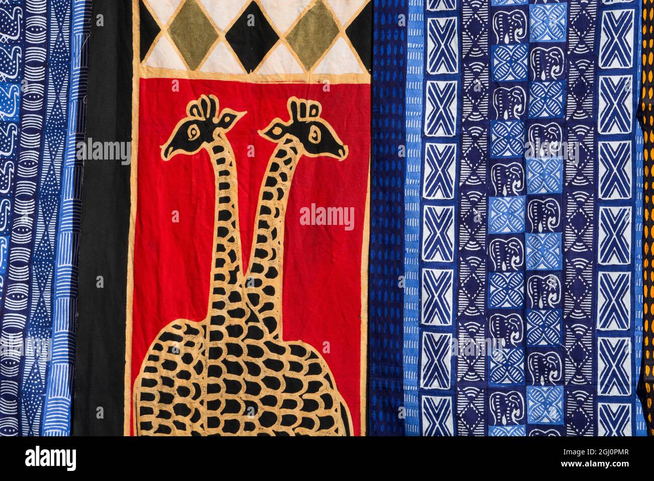 Südafrika, Kapstadt. Greenmarket Square, beliebter lokaler Handwerksmarkt. Detail von traditionellen handbemalten afrikanischen Textil mit Giraffe & Elepha Stockfoto