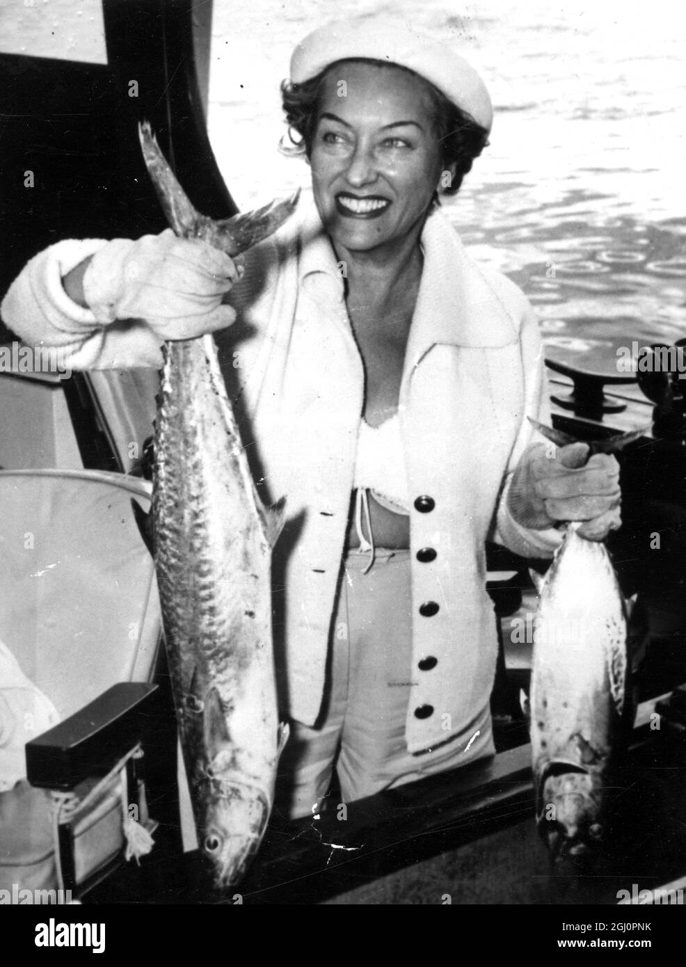 Gloria Swanson, amerikanische Schauspielerin, Sängerin und Produzentin, hier auf einem Boot gesehen, nachdem sie zwei Fische gefangen hatte. [Bildunterschrift auf Französisch] 2. Februar 1953 Stockfoto
