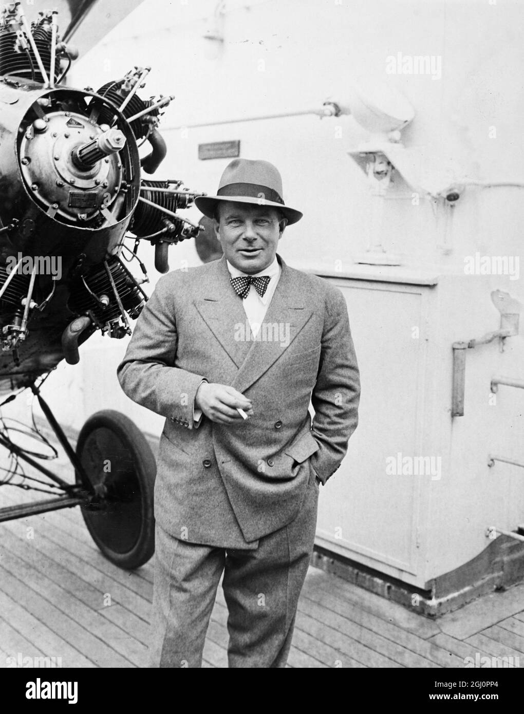 Major Ernst Udet - deutscher Flieger steht neben seinem Flugzeug, das in New York auf dem Weg nach Los Angeles ankommt, wo er an den National Air Races teilnehmen wird. 15. Juni 1933 Stockfoto