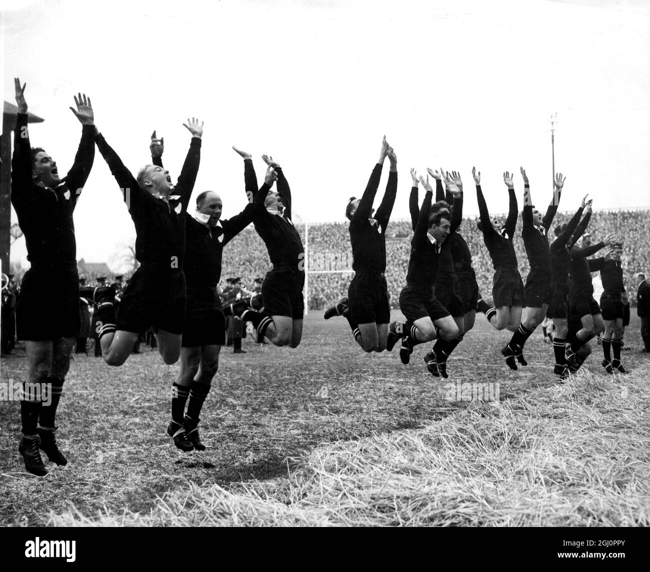 Die Neuseeländer machen ihren traditionellen Maori-Kriegstanz vor dem Spiel. Im Rugby International im Twickenham Stadium in London schlugen die All Blacks England um fünf Punkte auf Null. 30. Januar 1954 Stockfoto