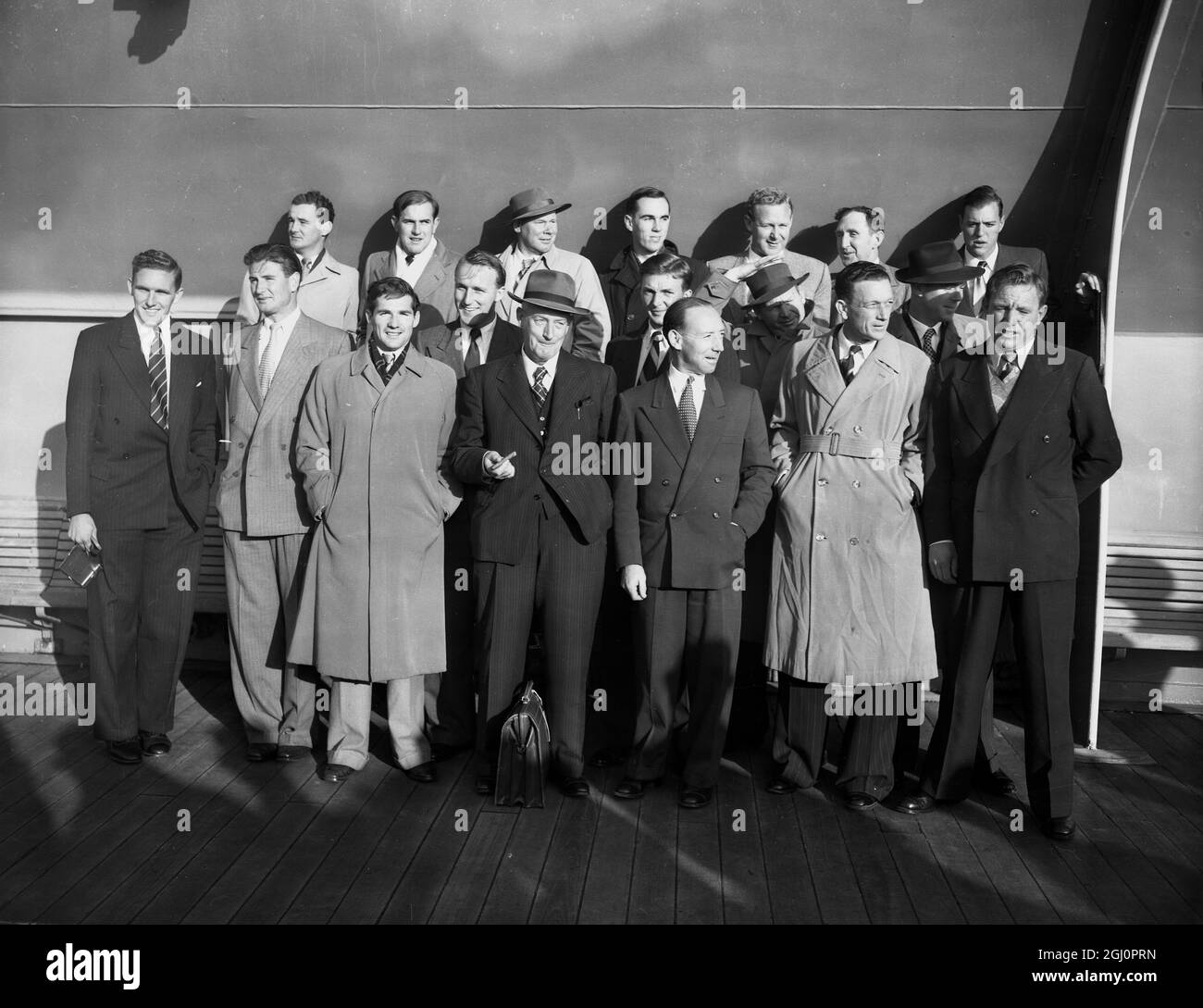 Die australische Cricket-Touring-Mannschaft Captain A L Hassett (Dritter von rechts), mit der Mannschaft bei ihrer Ankunft hier an Bord des Liners Orcades. Die Aussies werden direkt auf die Geschäfte kommen, beginnend mit der Praxis am Lord's net morgen. Ihre Tour beginnt am 29. April 1953 in Worcester Stockfoto