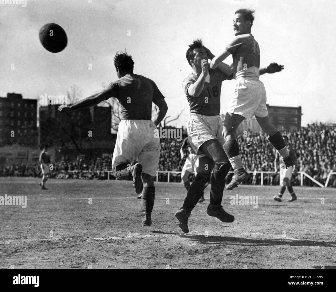 Amerikanische Fußballmannschaften : Brooklyn gegen Baltimore in einem Pokalspiel 1948 Stockfoto