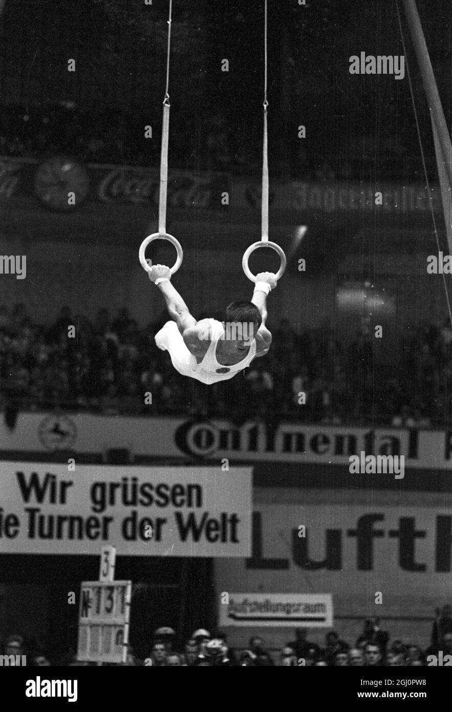 Abgebildet in Aktion während der Männer Einzelpersonen der Weltmeisterschaften der Gymnastik 25 September 1966 ist Russlands Michail Voronin, der der Einzelpersonen Champion wurde. Dortmund, Deutschland Stockfoto