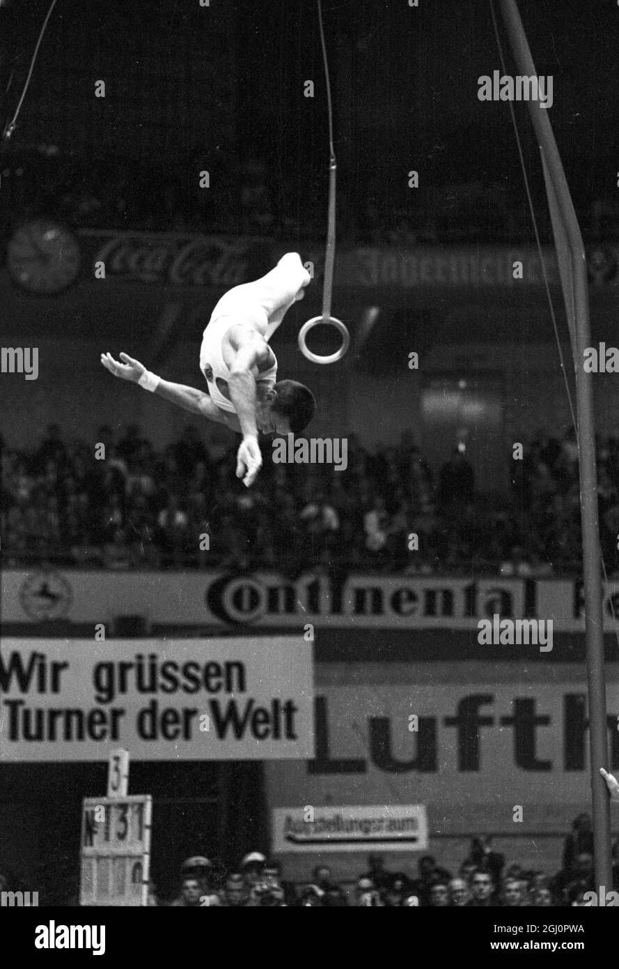 Abgebildet in Aktion während der Männer Einzelpersonen der Weltmeisterschaften der Gymnastik 25 September 1966 ist Russlands Michail Voronin, der der Einzelpersonen Champion wurde. Dortmund, Deutschland Stockfoto
