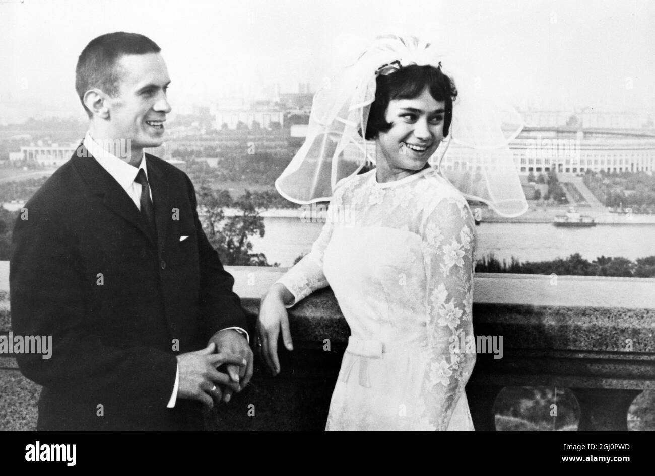 Gesehen nach ihrer Hochzeit im Palast der Hochzeiten in Moskau sind die sowjetischen Turner Mikhail Voronin , Allround-Weltmeister , und Zinayida Druzhinina , Silbermedaillengewinnerin der Europäischen Championships . Man sieht sie von den Lenin Hills aus in die Hauptstadt. 11. August 1967 Stockfoto
