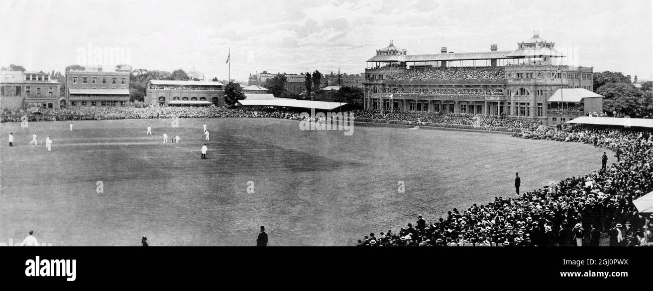 England gegen Australien bei Lords im Jahr 1896 die Szene bei Lords im Juni 1896, als England die Sieger gegen die Australier klatschen. Stockfoto