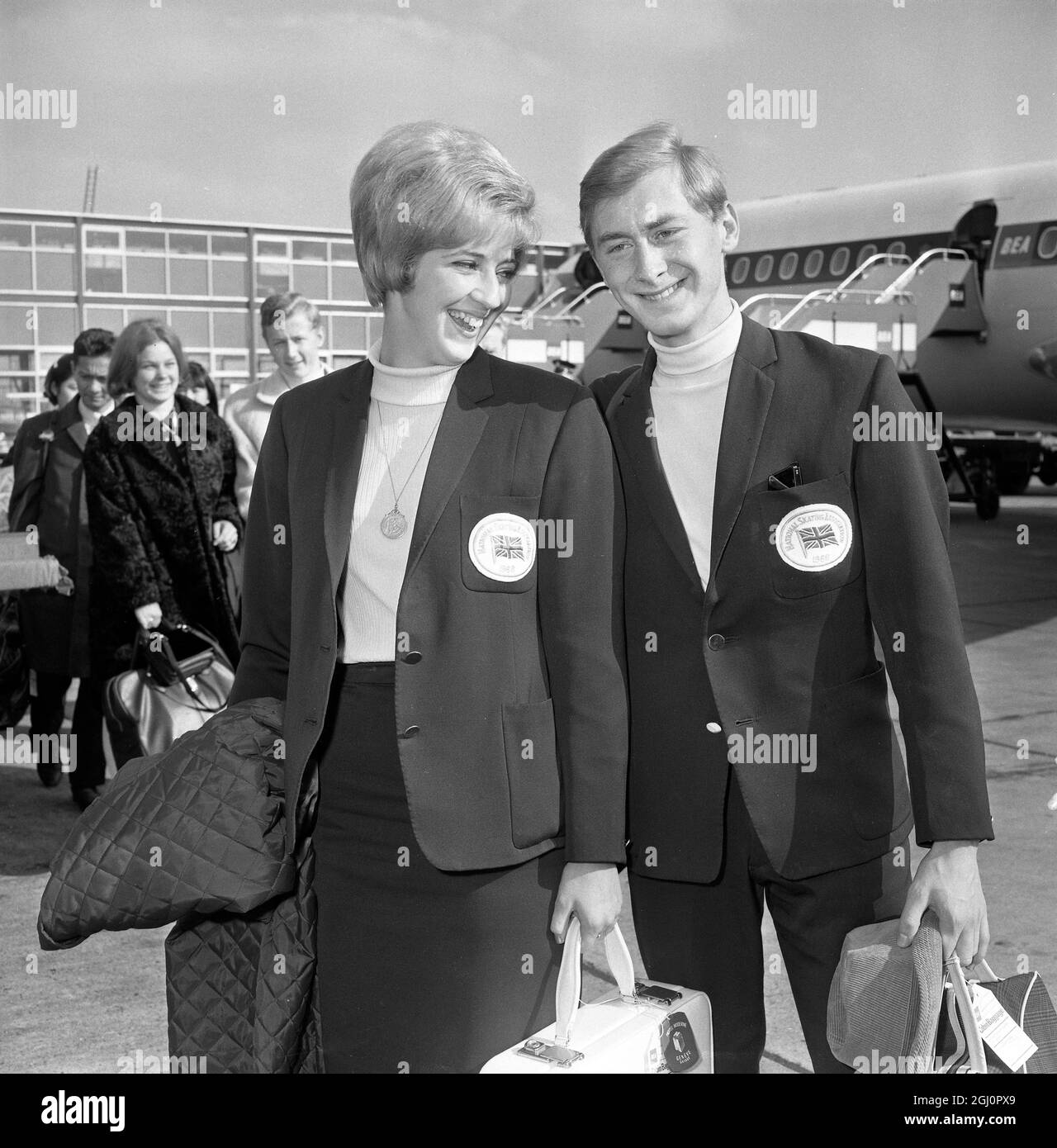 Das britische Paar Diane Towler und Bernard Ford, die die World Ice Dancing Championships in Davos gewonnen haben, treffen am 7. März 1966 am Londoner Flughafen ein Stockfoto