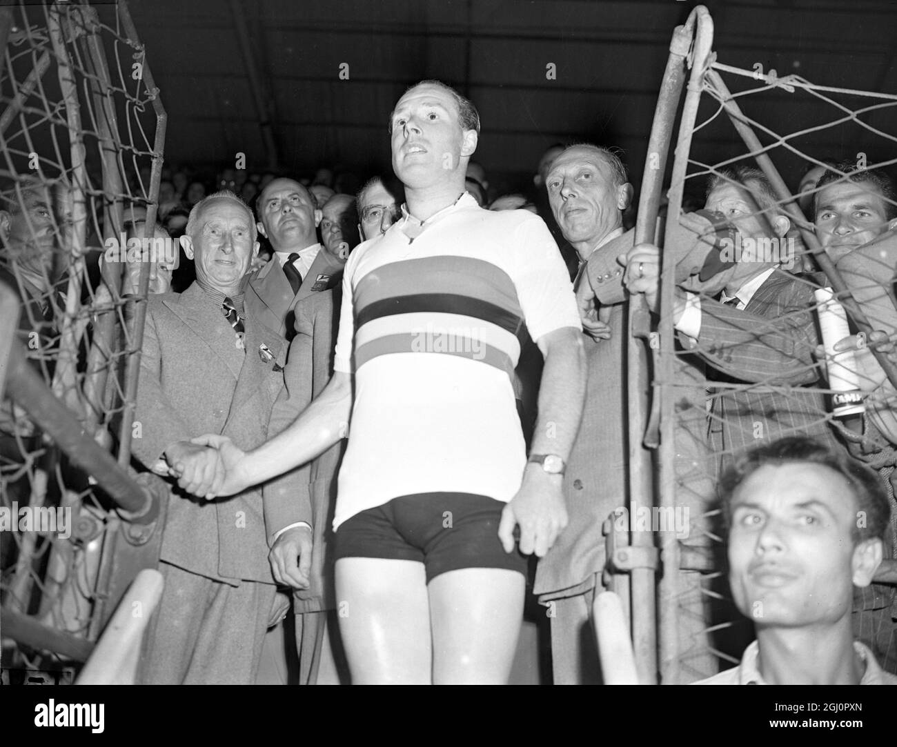 Reg Harris nach dem Sieg bei der Sprint-Weltmeisterschaft in Mailand 1951 Stockfoto