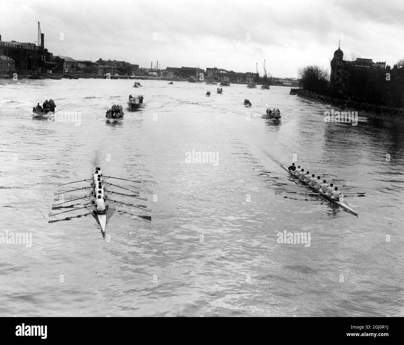 Cambridge gewinnt das Bootsrennen um 16 Längen die Cambridge-Crew meisterte Oxford vollständig, als sie das University-Bootsrennen um 16 Längen auf der Strecke von Putney nach Mortlake gewann. Die Szene von der Hammersmith Brücke während des Bootsrennens aus gesehen. Cambridge liegt auf der rechten Seite. 26. März 1955 Stockfoto