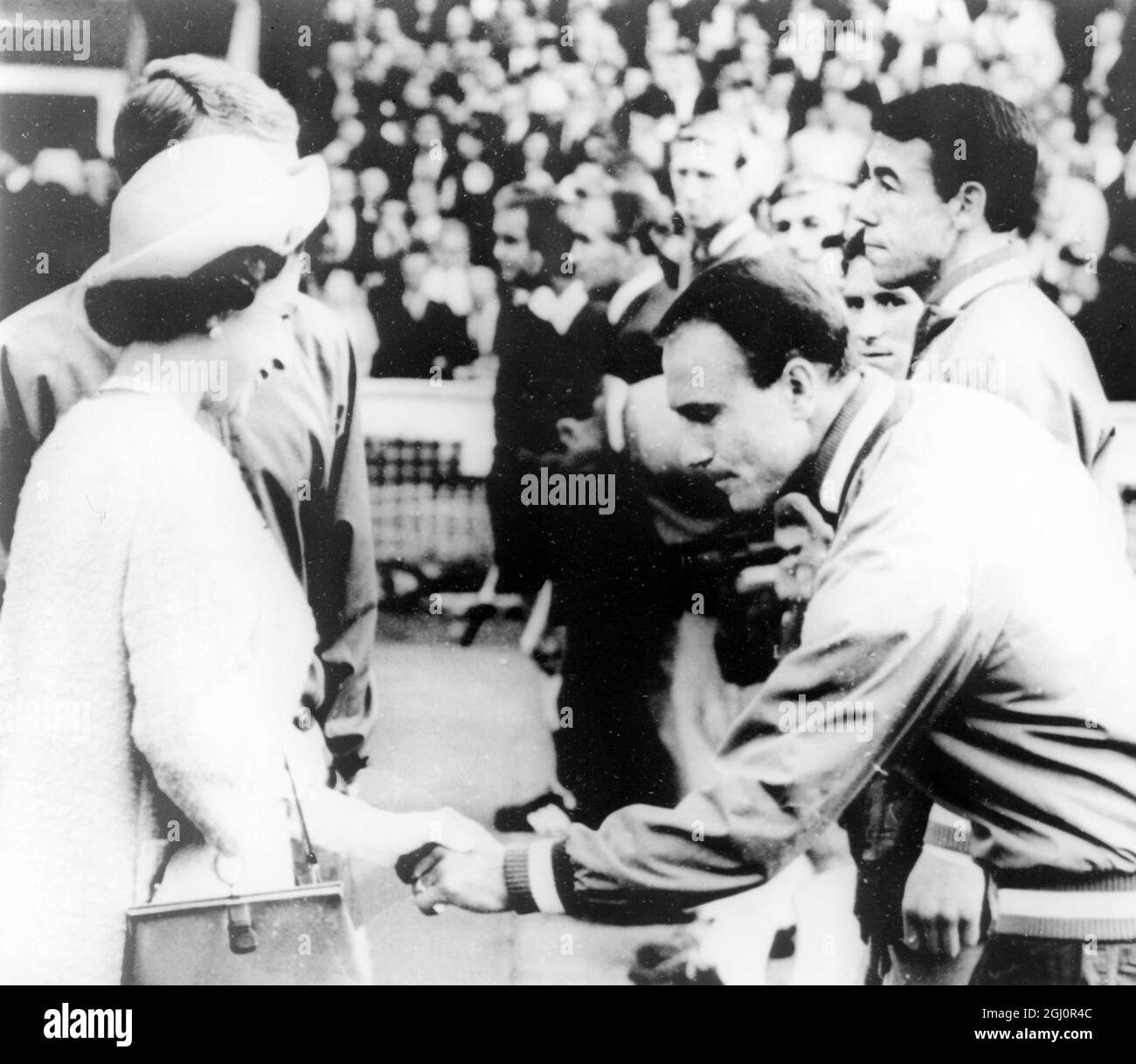 ALF imeets die Queen 1966 World Cup Football England Teammanagerin, Alf Ramsay, schüttelt beim Eröffnungsspiel der Weltmeisterschaft, England gegen Uruguay, in Wembley Hand mit Queen Elizabeth II. 11. Juli 1966 Stockfoto