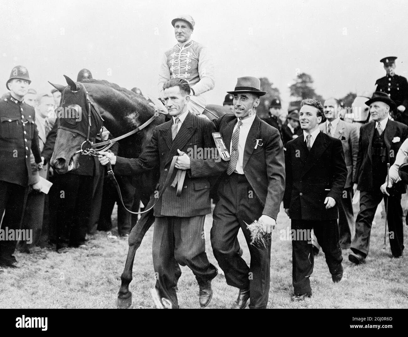 Die St Leger Stakes wurde am heutigen Nachmittag in Doncaster von Ridge Wood (100-7) unter M Beary gewonnen. Dust Devil (40-1) wurde Zweiter, geritten von W Johnstone und Lone Eagle (6-1) mit WH Carr up wurde Dritter. Beide Champion-Jockeys im Rennen, Gordon Richards aus England und Johnny Longden aus den USA, waren unplaziert. Hier gesehen führte Ridge Wood mit M Beary up nach dem Rennen in Doncaster, Yorkshire, England. 10. September 1949 Stockfoto