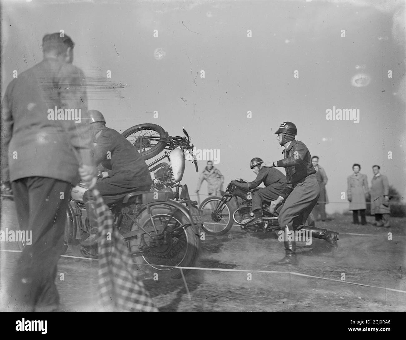 Nervenkitzel und Spritzer bei den Motorrad-Grasbahn-Rennen 1940 Stockfoto