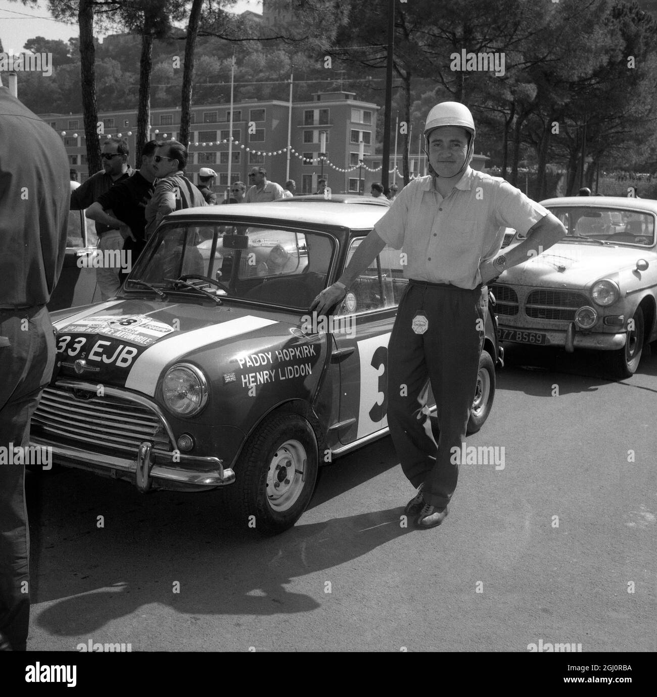 Der britische Paddy Hopkirk steht neben seinem Morris Cooper, nachdem er in der Handicap-Wertung des Tour de france-Motorrennens hier in Nizza, Frankreich, den ersten Platz erreicht hat. Der Morris-Cooper wurde am 24. September 1963 von Henry Liddon mitgefahren Stockfoto