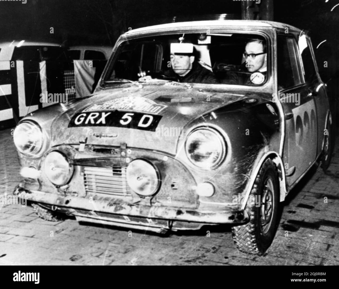 Monte Carlo, Monaco: Der britische Paddy Hopkirk (Gewinner der Rallye Monte Carlo 1964) und Co-Fahrer Henry Liddon erreichen Monte carlo am 16. Januar für die Klassifizierungsveranstaltung der jährlichen Rallye Monte Carlo. Sie fahren einen BMC Mini 19. Januar 1966 Stockfoto