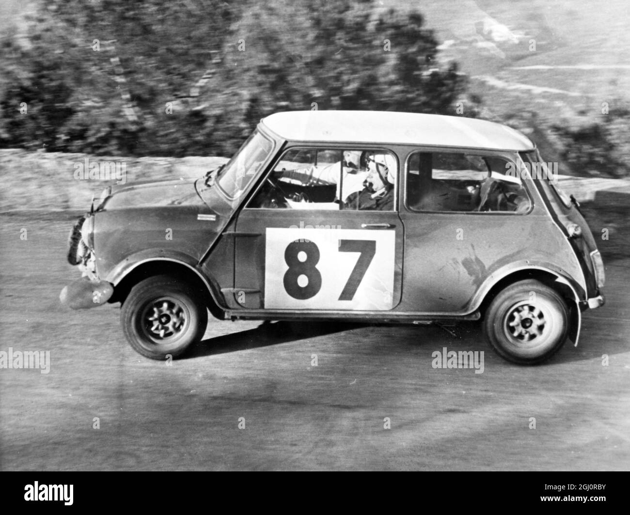 London : Paddy Hopkirk und Ron Crellin fahren im Mini-Cooper 'S' bei der Rallye Monte Carlo am 23. Januar 1968 Stockfoto