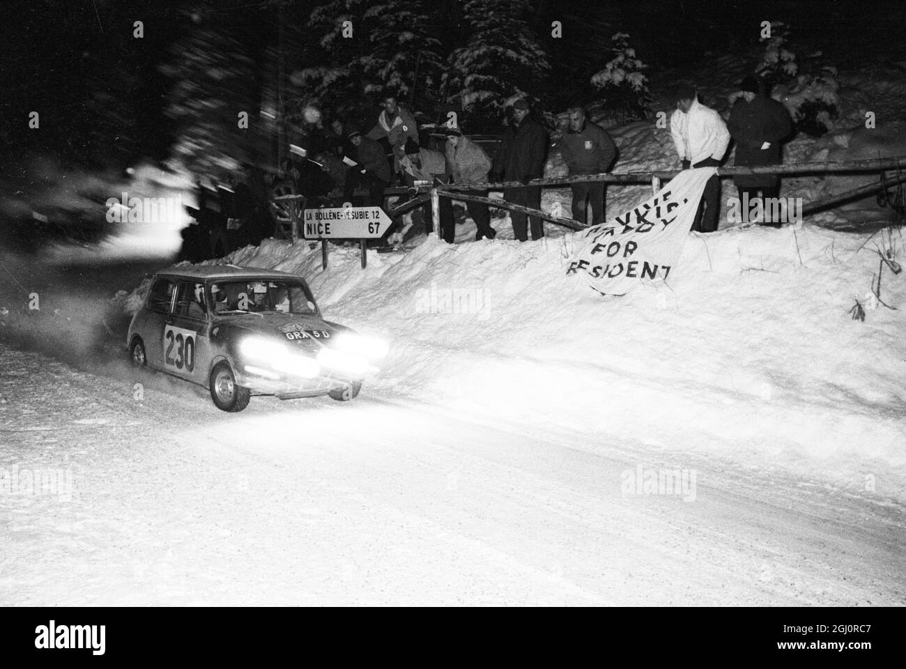 Monte Carlo, Monaco: Der britische Mini cooper, der vom britischen Paddy Hopkirk angetrieben wird, fährt mit Scheinwerfern in die Endphase der jährlichen Rallye Monte Carlo nach Monte Carlo. 20 Januar 1966 . Hopkirks Mini cooper war eines der ersten vier Autos - alle Briten -, die in der zermürbenden Rallye enden, aber alle vier Autos nicht den Rallye-Vorschriften entsprechen. Der offizielle Gewinner der Rallye wurde als Finn Pauli Toivonen bekannt gegeben, der am 22. Januar 1966 mit einem französischen Fahrzeug fuhr Stockfoto