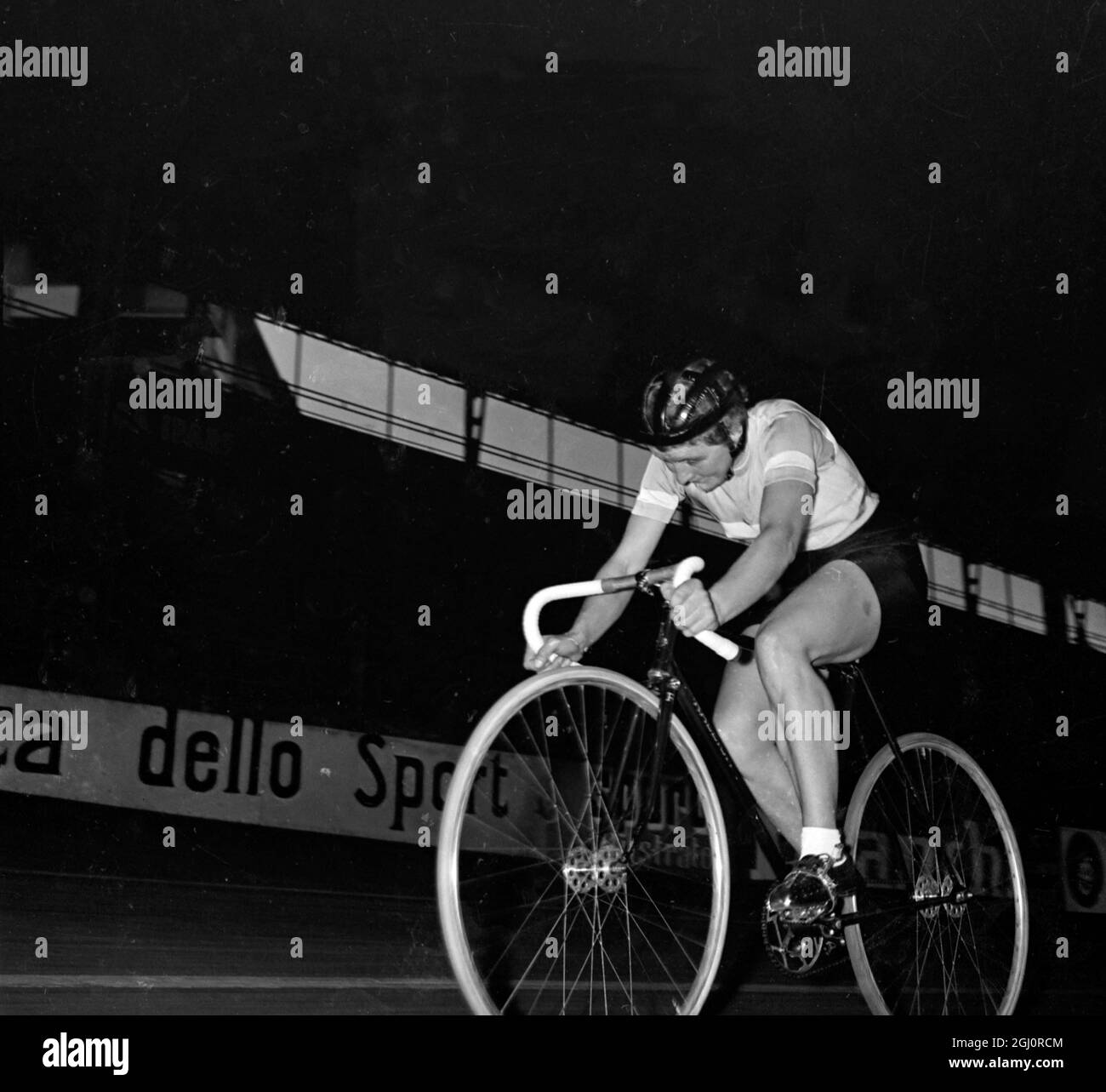 Mailand, Italien: Die britische Radfahrerin Milly Robinson fährt auf der Strecke im Velodrom Vigorelli in Mailand. Milly Robinson fuhr herum, um einen neuen 1-Stunden-Weltrekord für Frauen mit 39.718 km und 80 Zentimetern aufzulegen. Dies war ihr drittes Album, das von Milly aufgenommen wurde, die von zwei Jagdfans, die gekommen waren, um ihren Versuch zu sehen, angefeuert wurde. 27. September 1958 Stockfoto